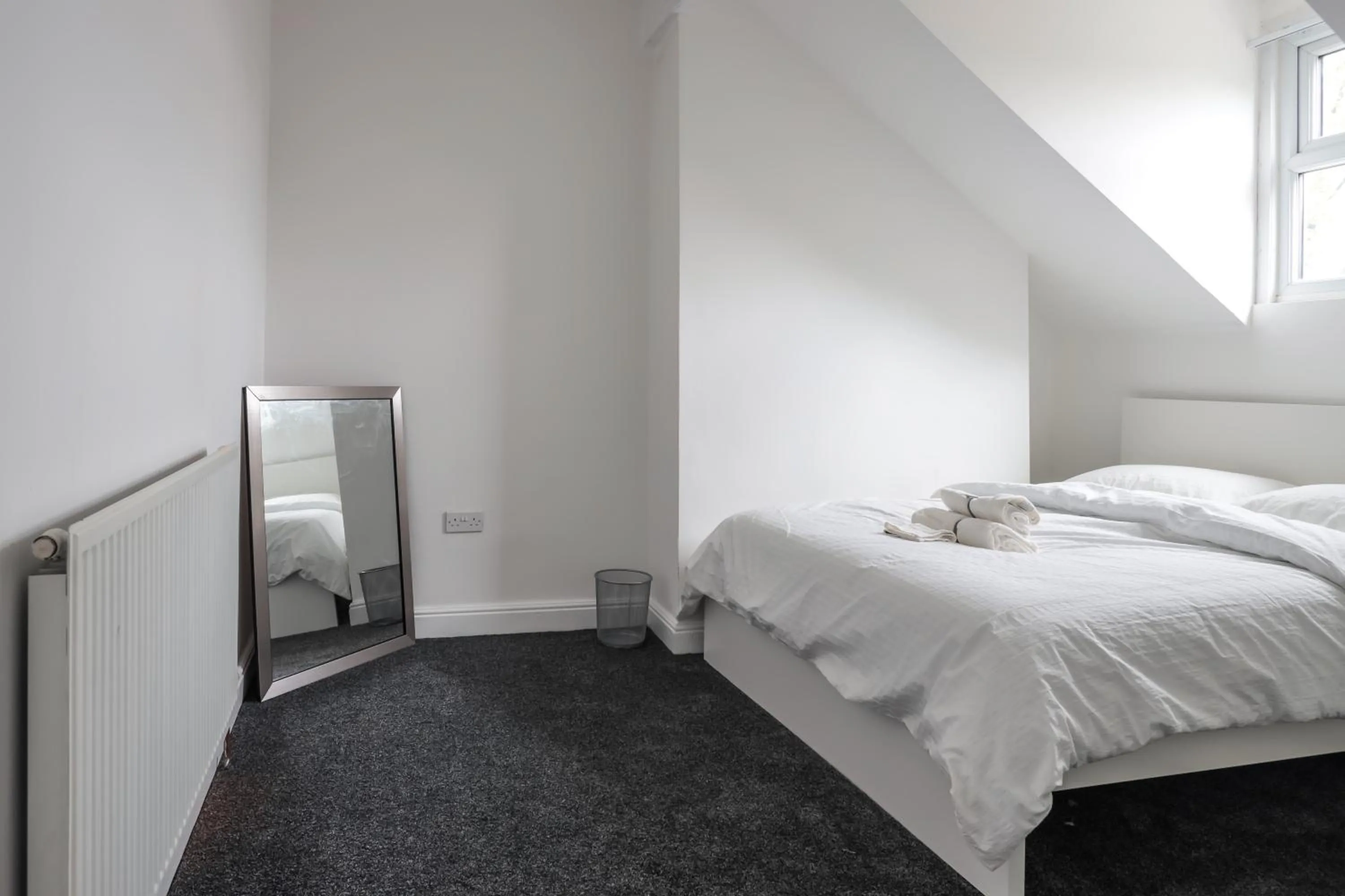 Bedroom in Spacious 4 Bed House in Birmingham, Suitable for Contractors