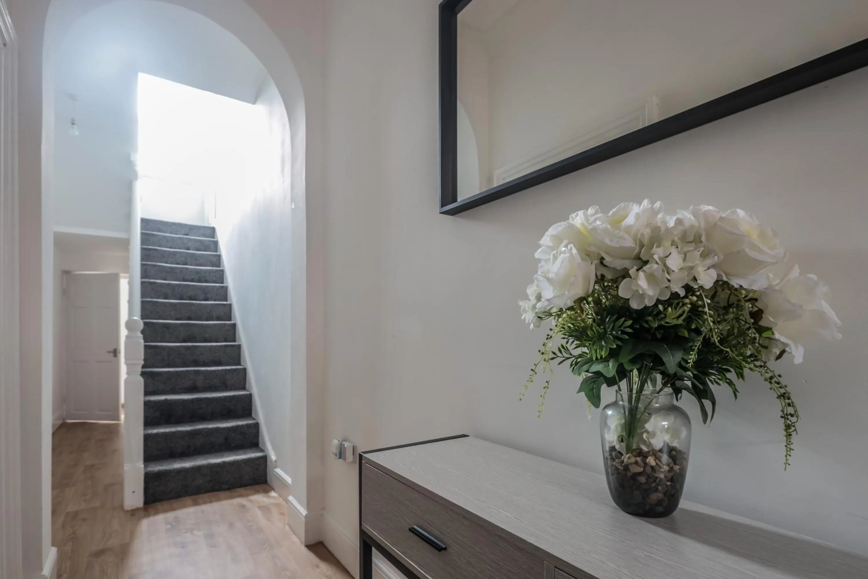 Property building in Spacious 4 Bed House in Birmingham, Suitable for Contractors