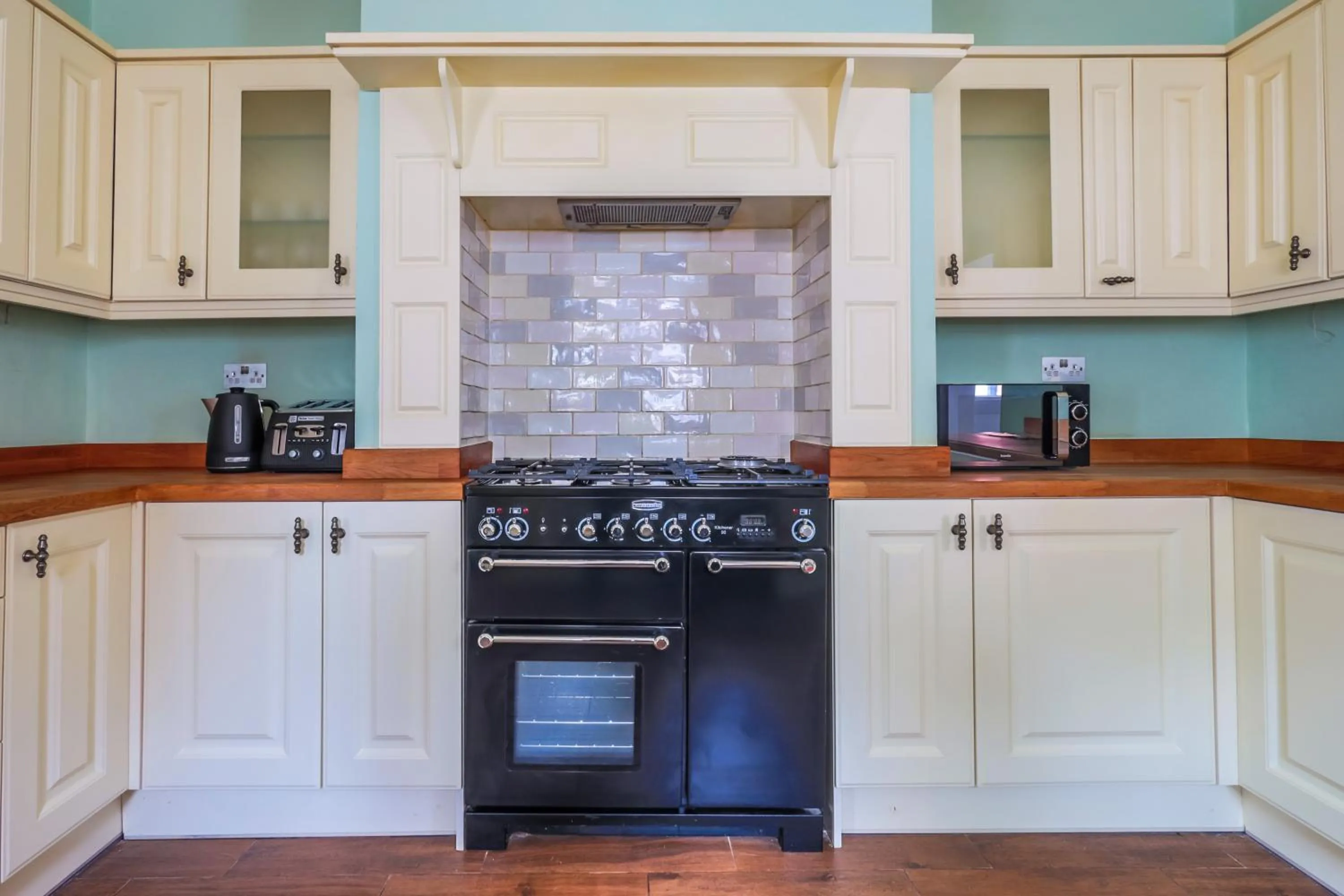 Kitchen or kitchenette in Spacious 4 Bed House in Birmingham, Suitable for Contractors