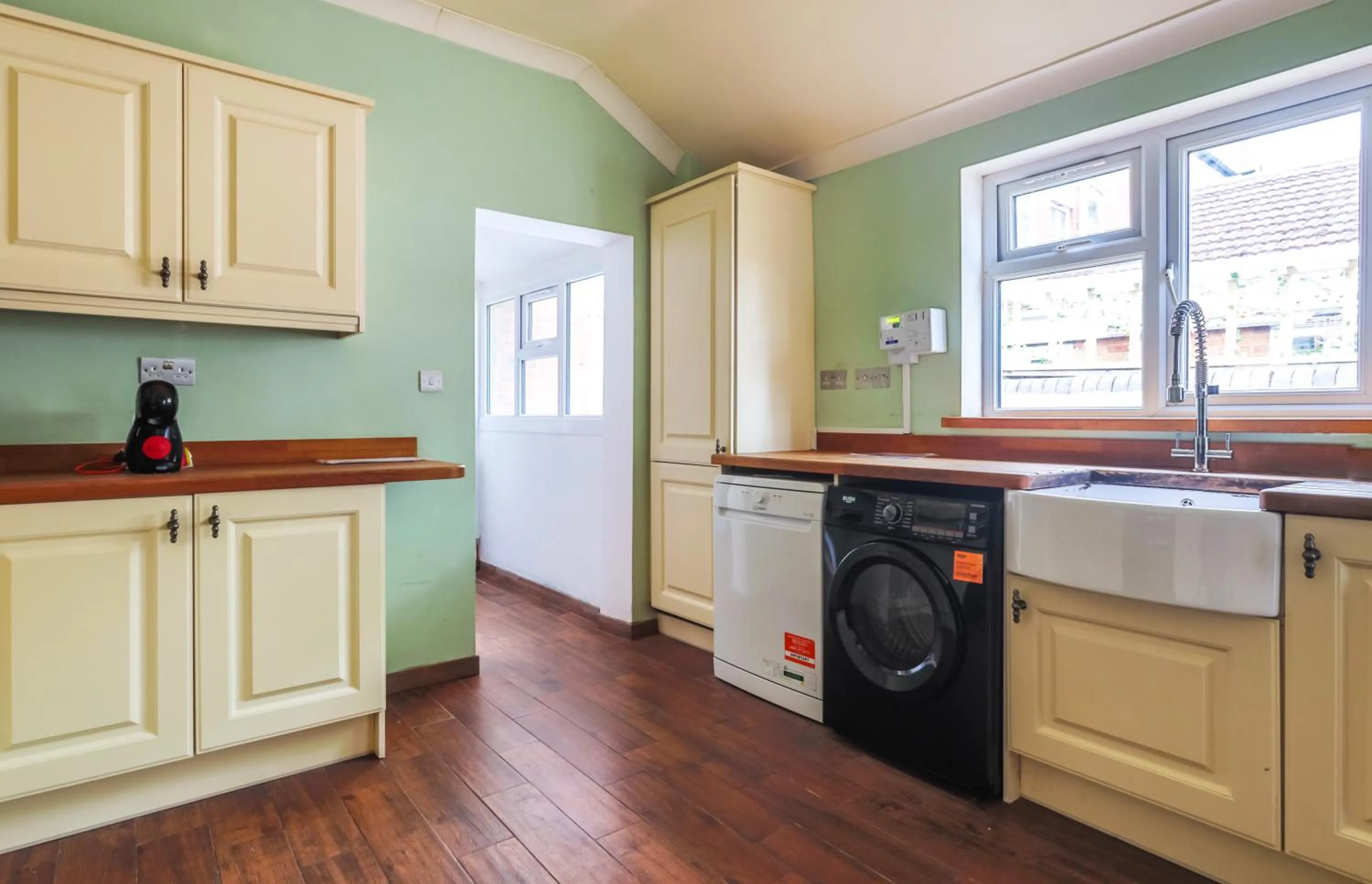 Kitchen or kitchenette in Spacious 4 Bed House in Birmingham, Suitable for Contractors