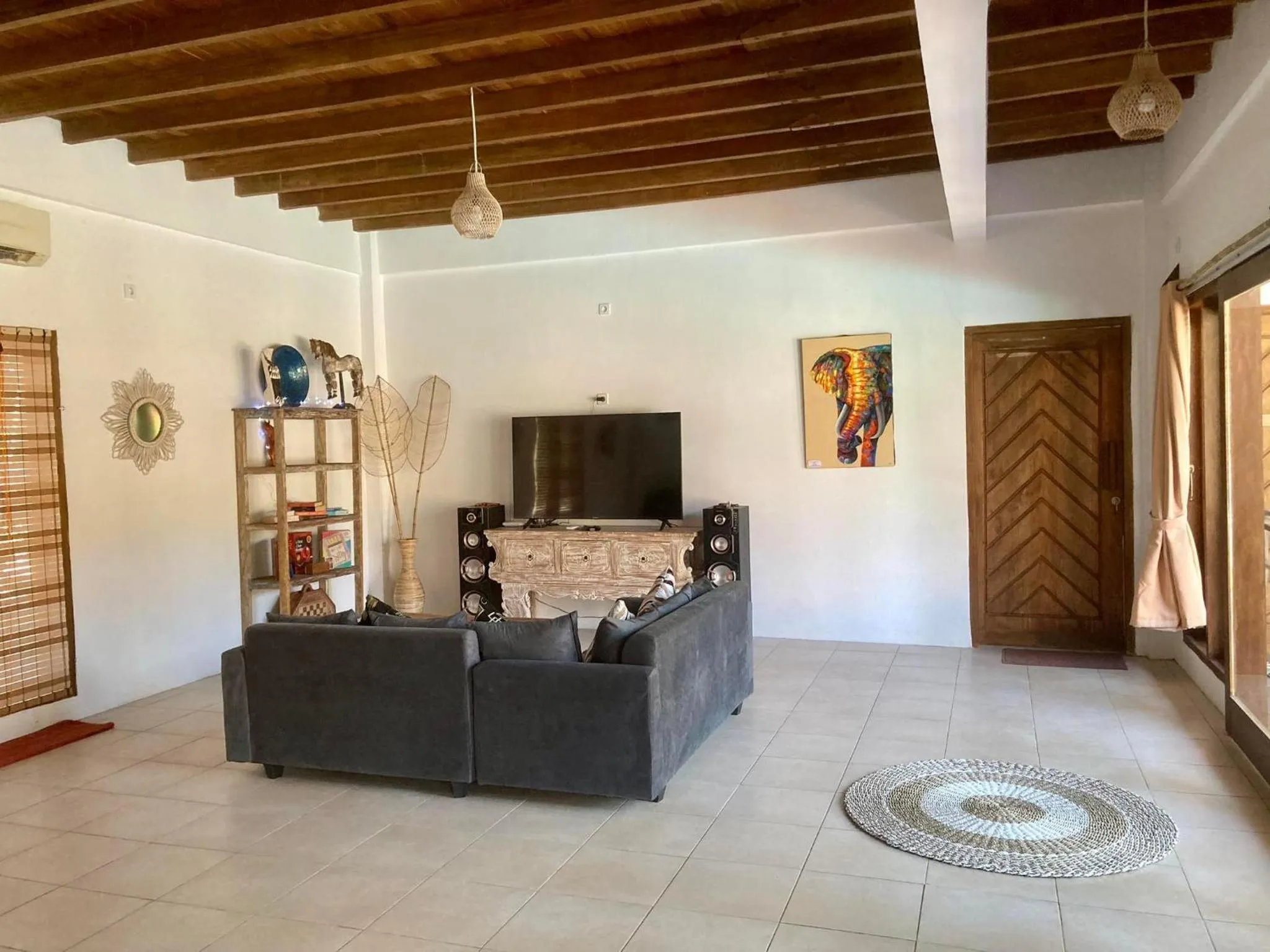 Communal lounge/ TV room in Lutwala Bungalows and Private Villa