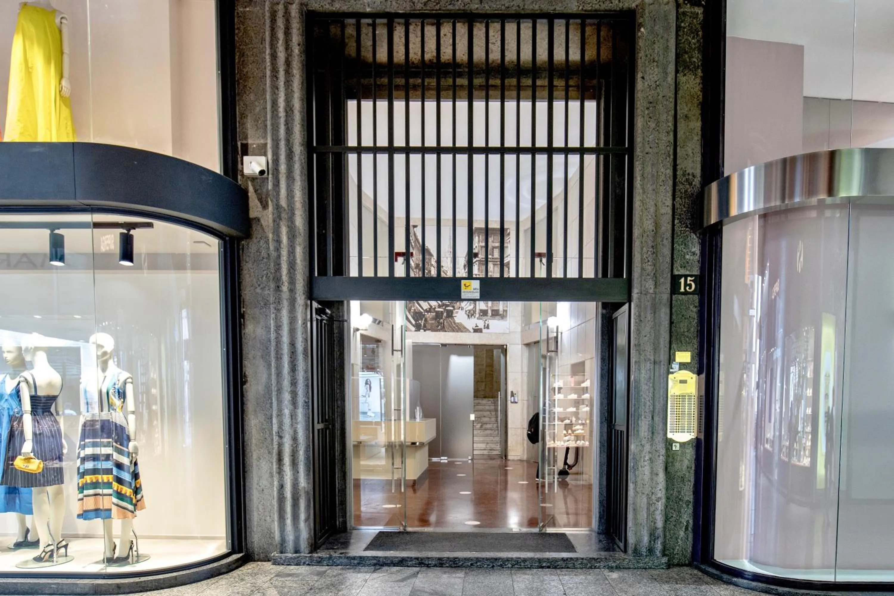 Facade/entrance in AH - Duomo Essence