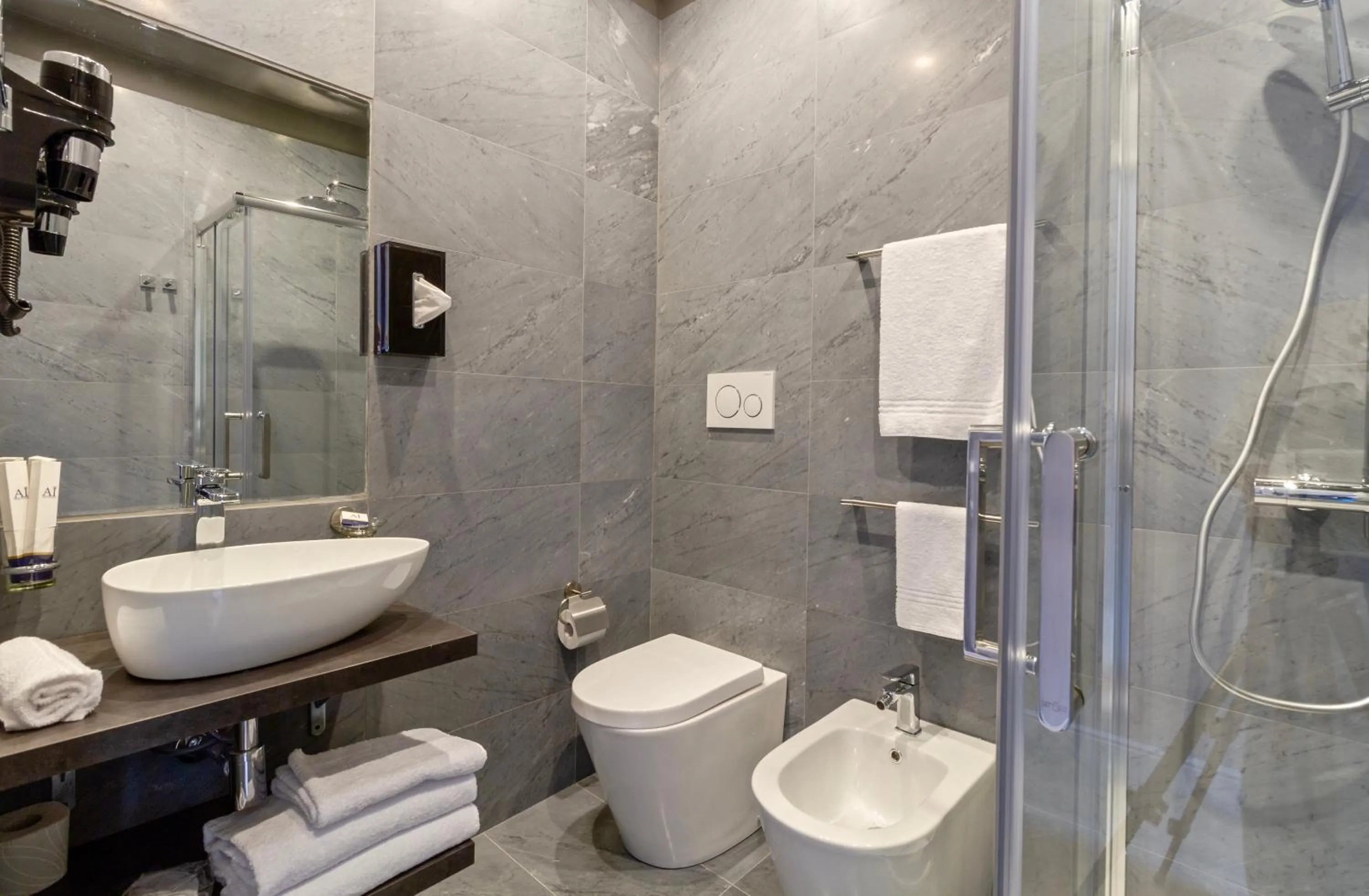 Shower in AH - Duomo Essence