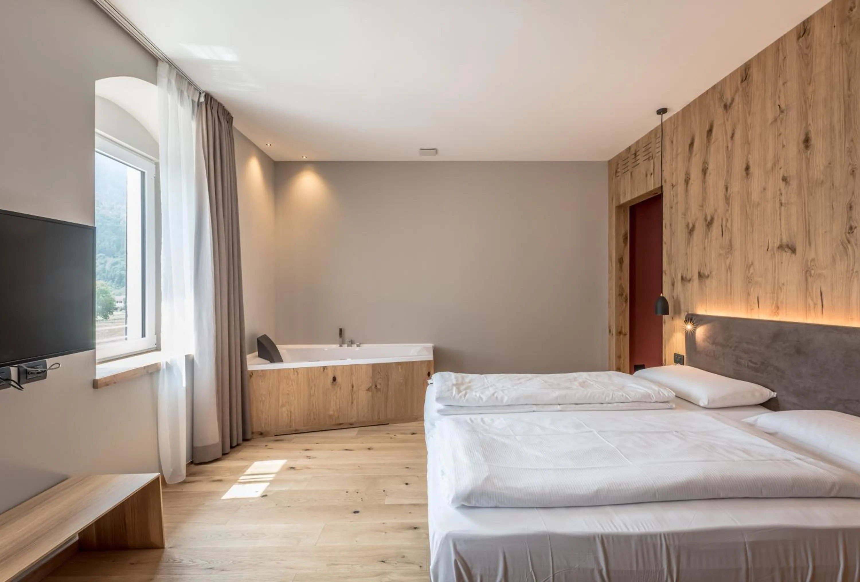 Hot Tub, Bed in Good Life Hotel Garden - Private Spa and Pool