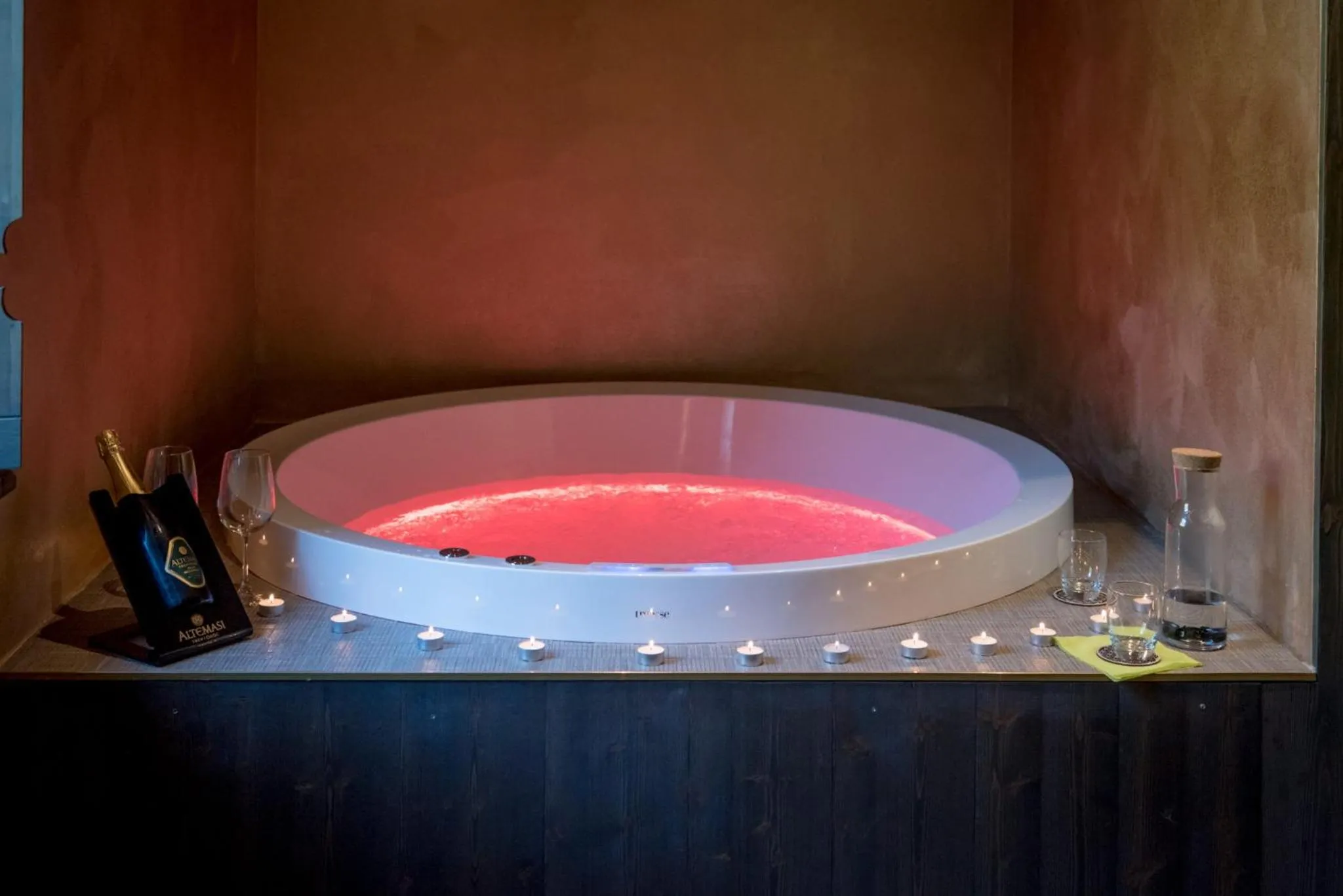 Hot Tub in Good Life Hotel Garden - Private Spa and Pool