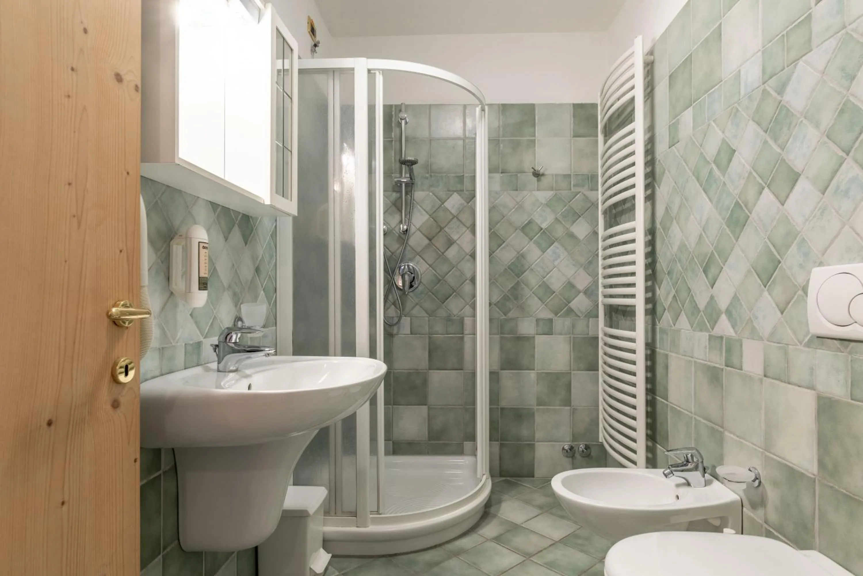 Shower in Good Life Hotel Garden - Private Spa and Pool