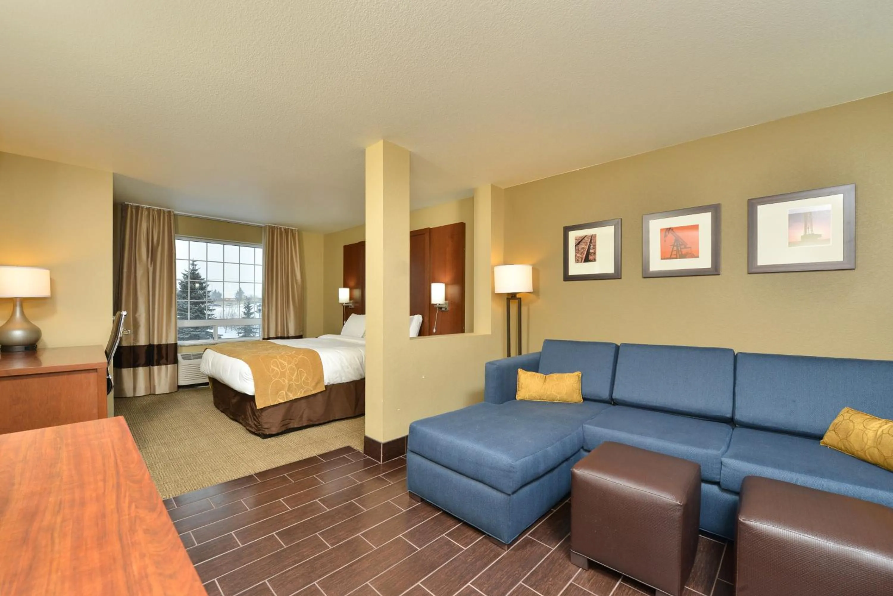 Seating area, Bed in Comfort Suites Minot South