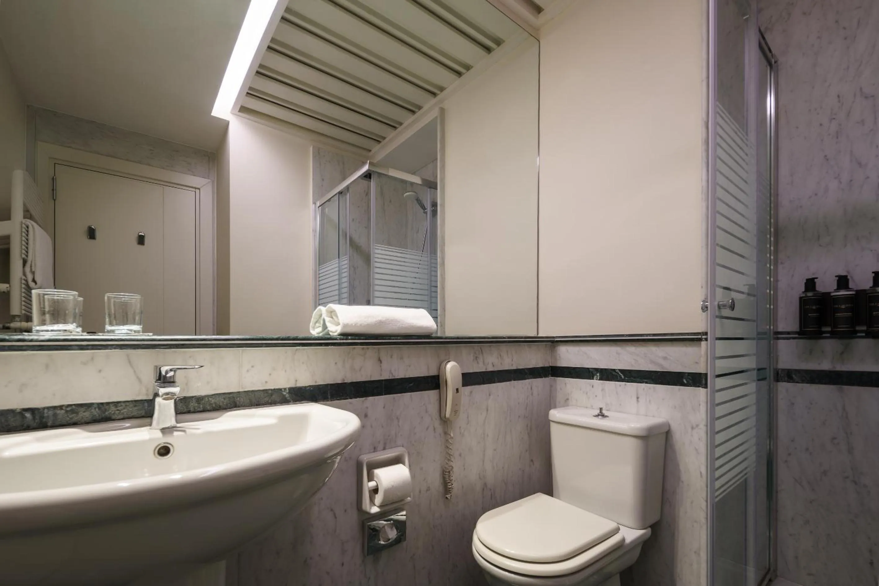 Bathroom in Exe Majestic