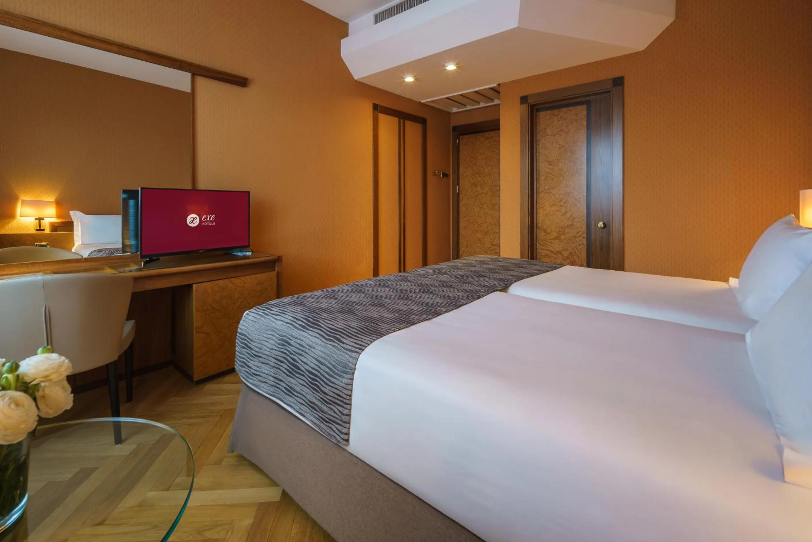 Bedroom, Bed in Exe Majestic