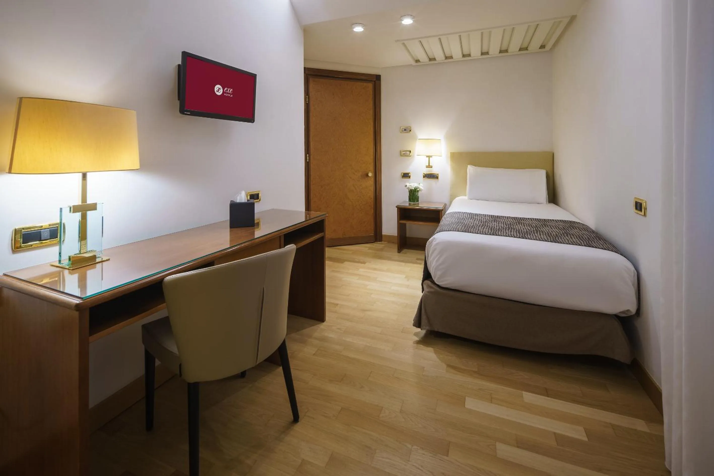 Bedroom, Bed in Exe Majestic