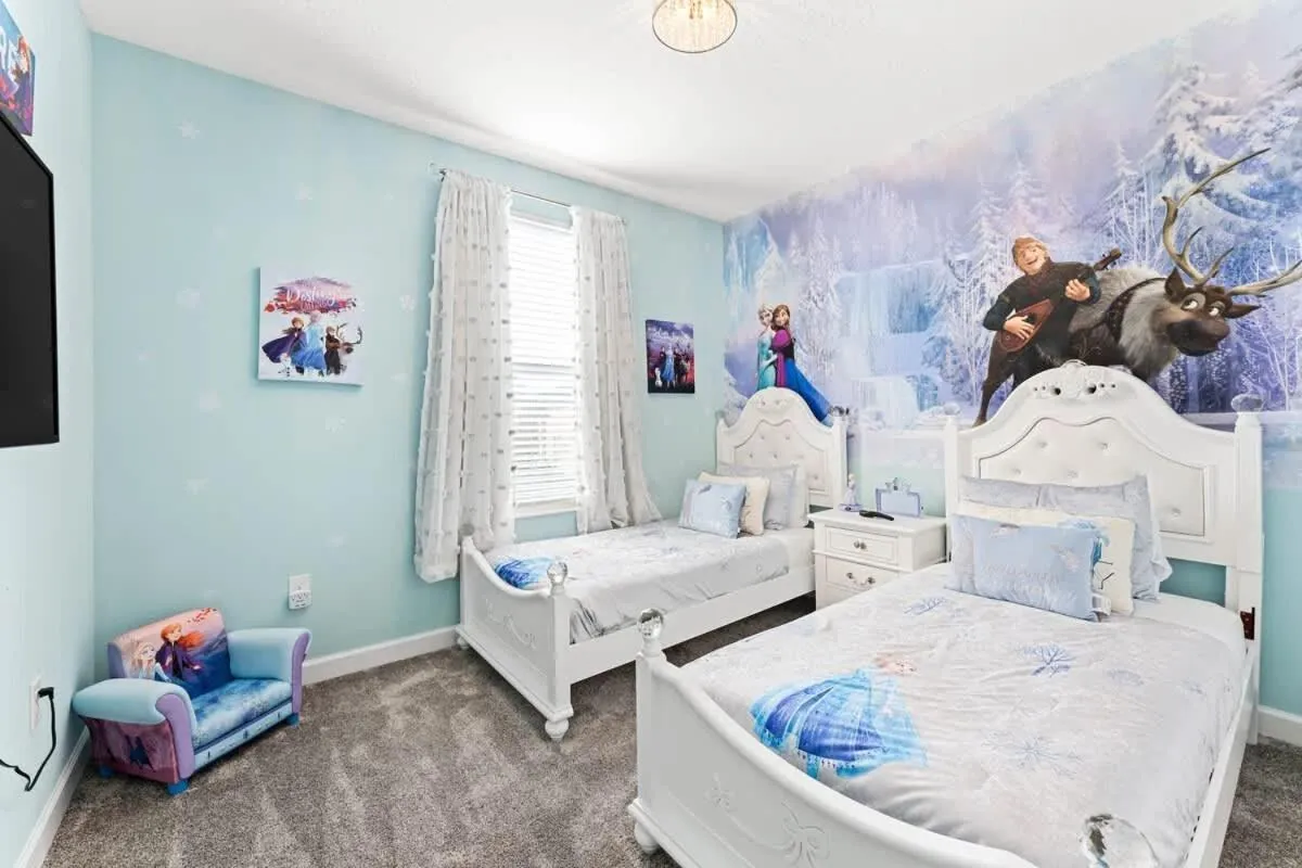 Bed in Sophisticated 6BR at Storey Lake SL2766