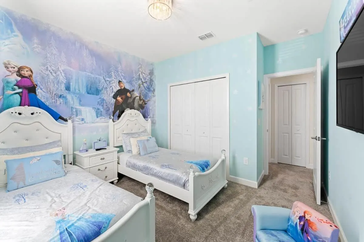 Bed in Sophisticated 6BR at Storey Lake SL2766