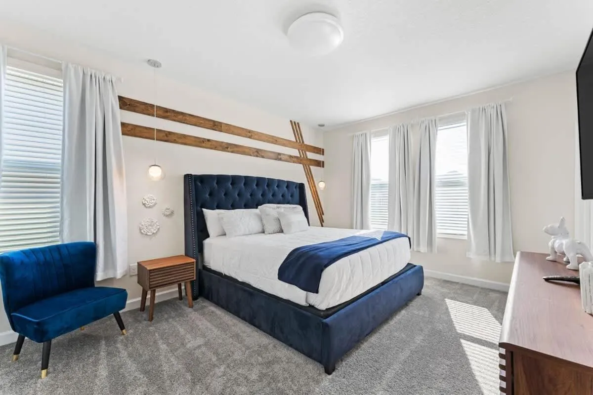 Bed in Sophisticated 6BR at Storey Lake SL2766