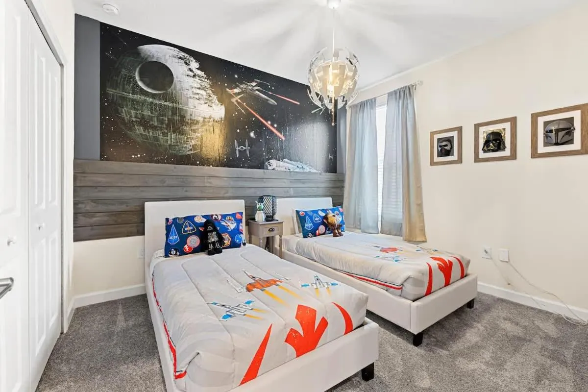 Bed in Sophisticated 6BR at Storey Lake SL2766