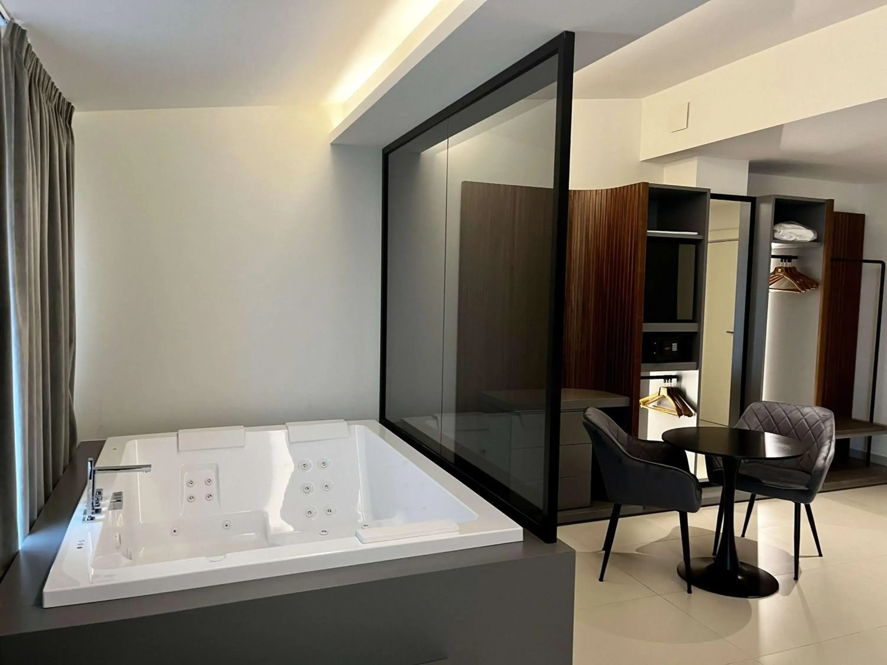 Superior King Suite with Jacuzzi and Balcony - Non-Smoking in Best Western Hotel Ferrari Superior King Suite with Jacuzzi and Balcony - Non-Smoking in Best Western Hotel Ferrari