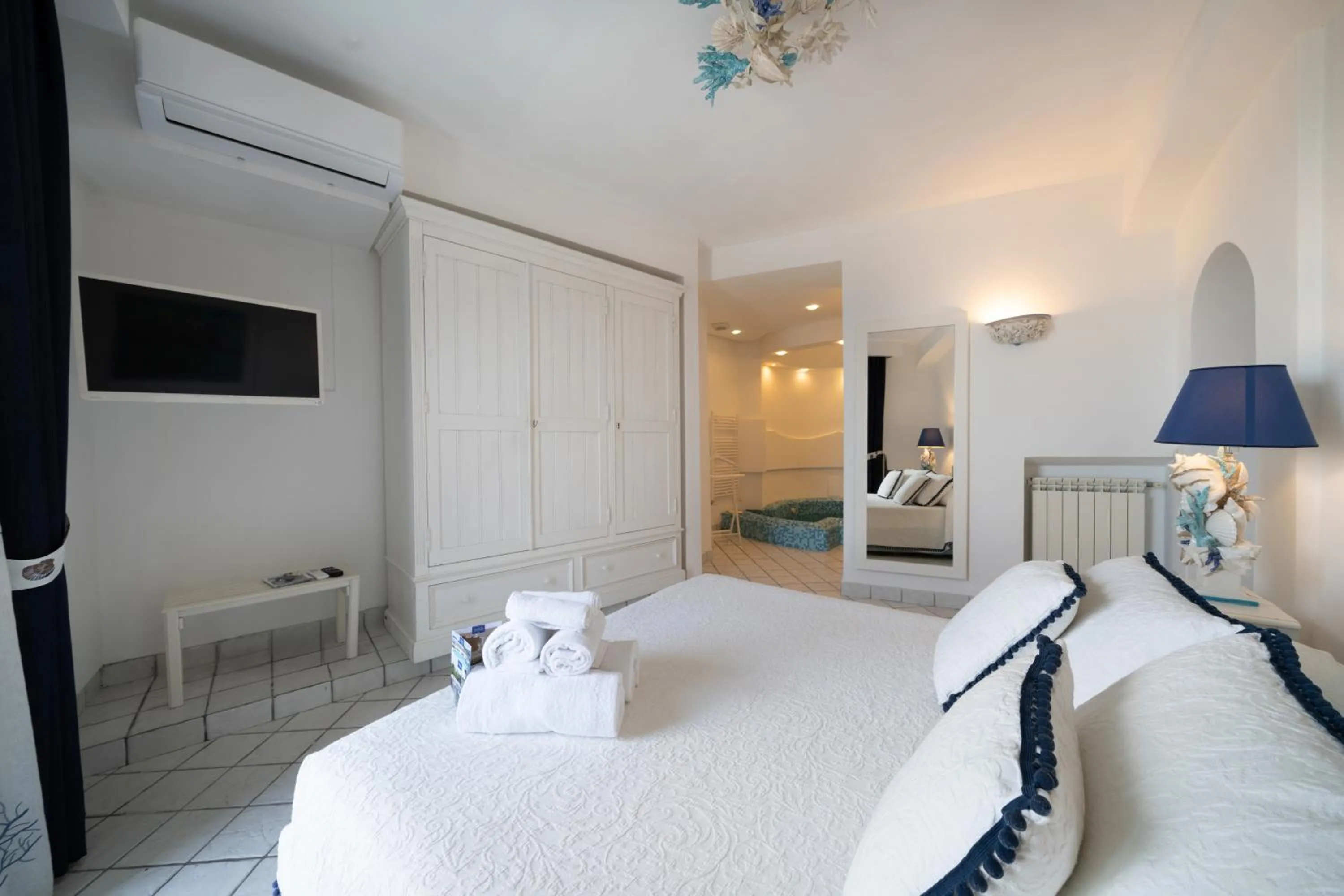 TV and multimedia, Bed in Relais Bijoux Ischia