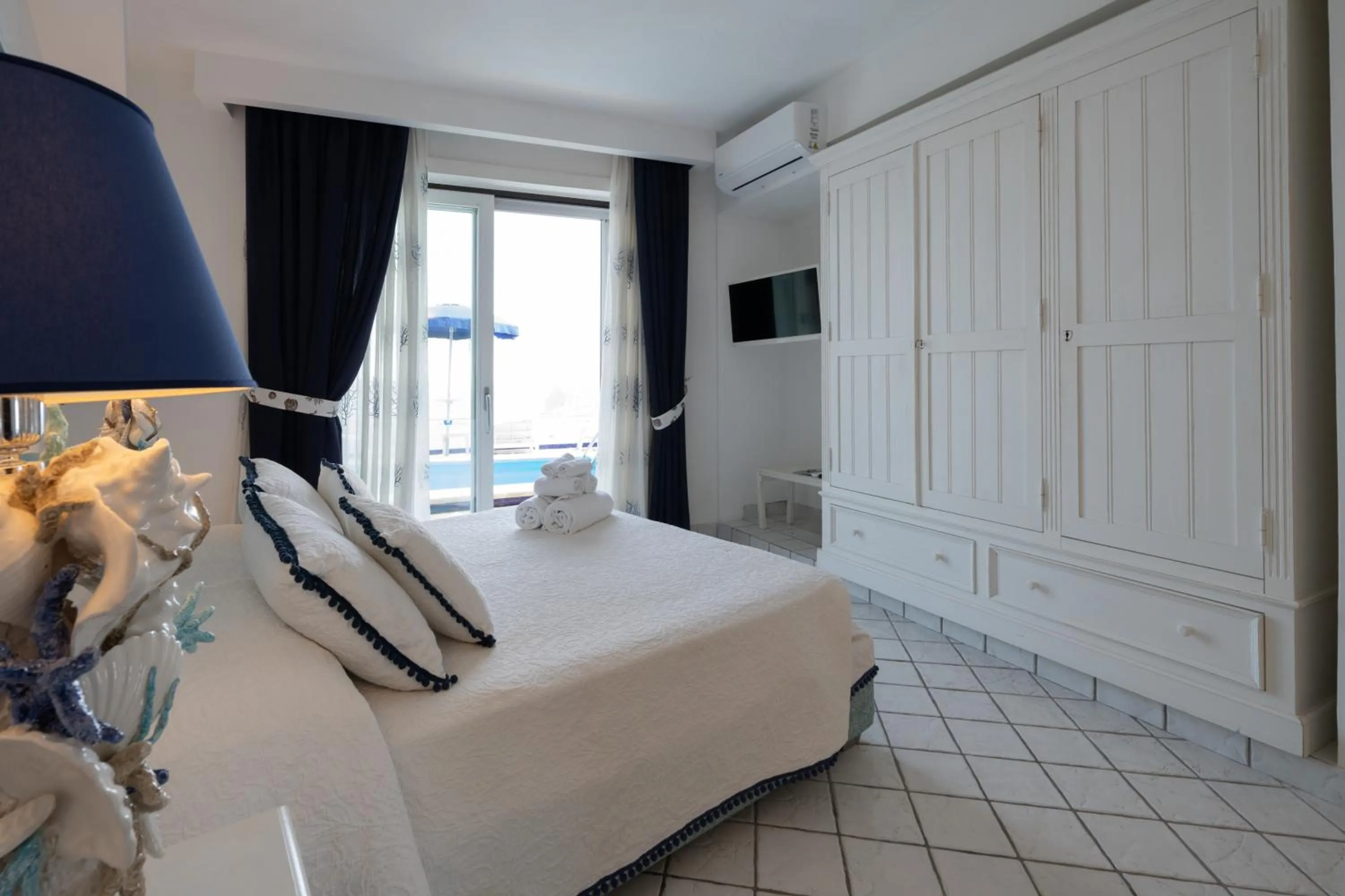 TV and multimedia, Bed in Relais Bijoux Ischia
