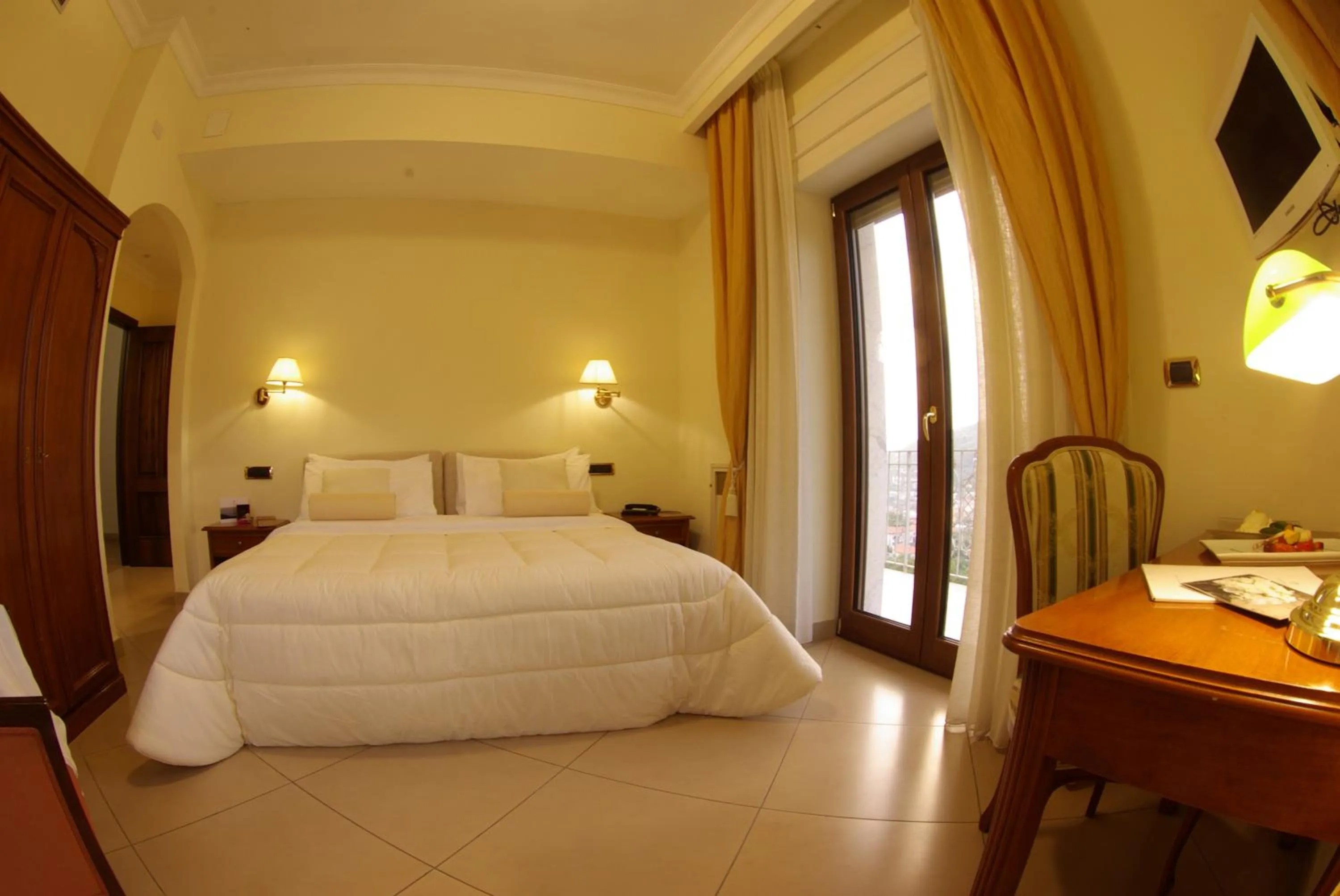 Balcony/Terrace, Bed in Resort Santangelo & SPA