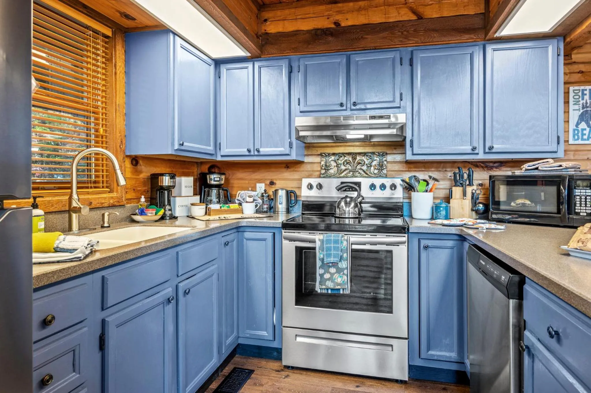 Coffee/tea facilities in Barenberg Cabin - Secluded Unobstructed Panoramic Smoky Mountains View with Two Master Suites, Loft Game Room, and Hot Tub