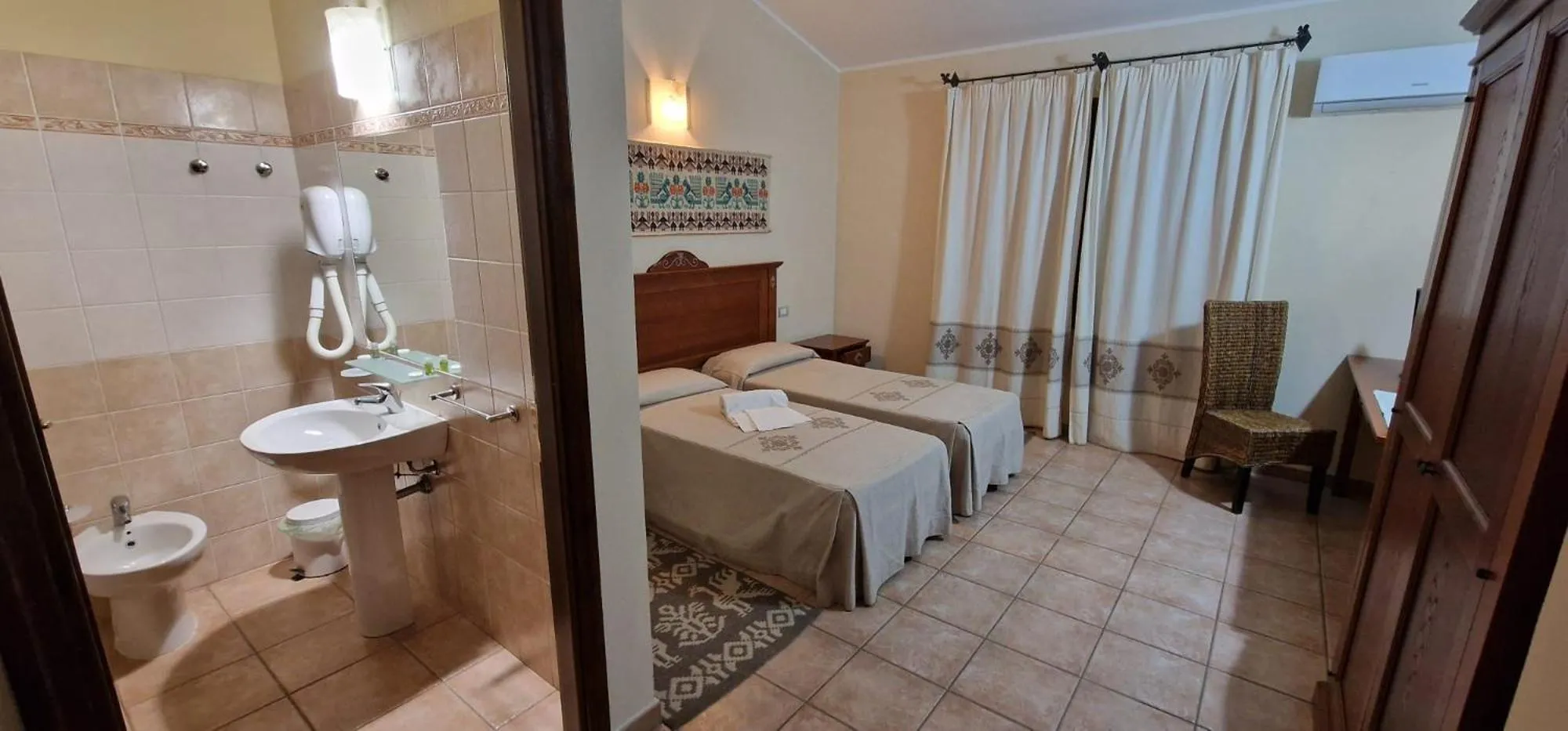 Shower, Bed in Albergo Ristorante Pizzeria Monte Arcosu