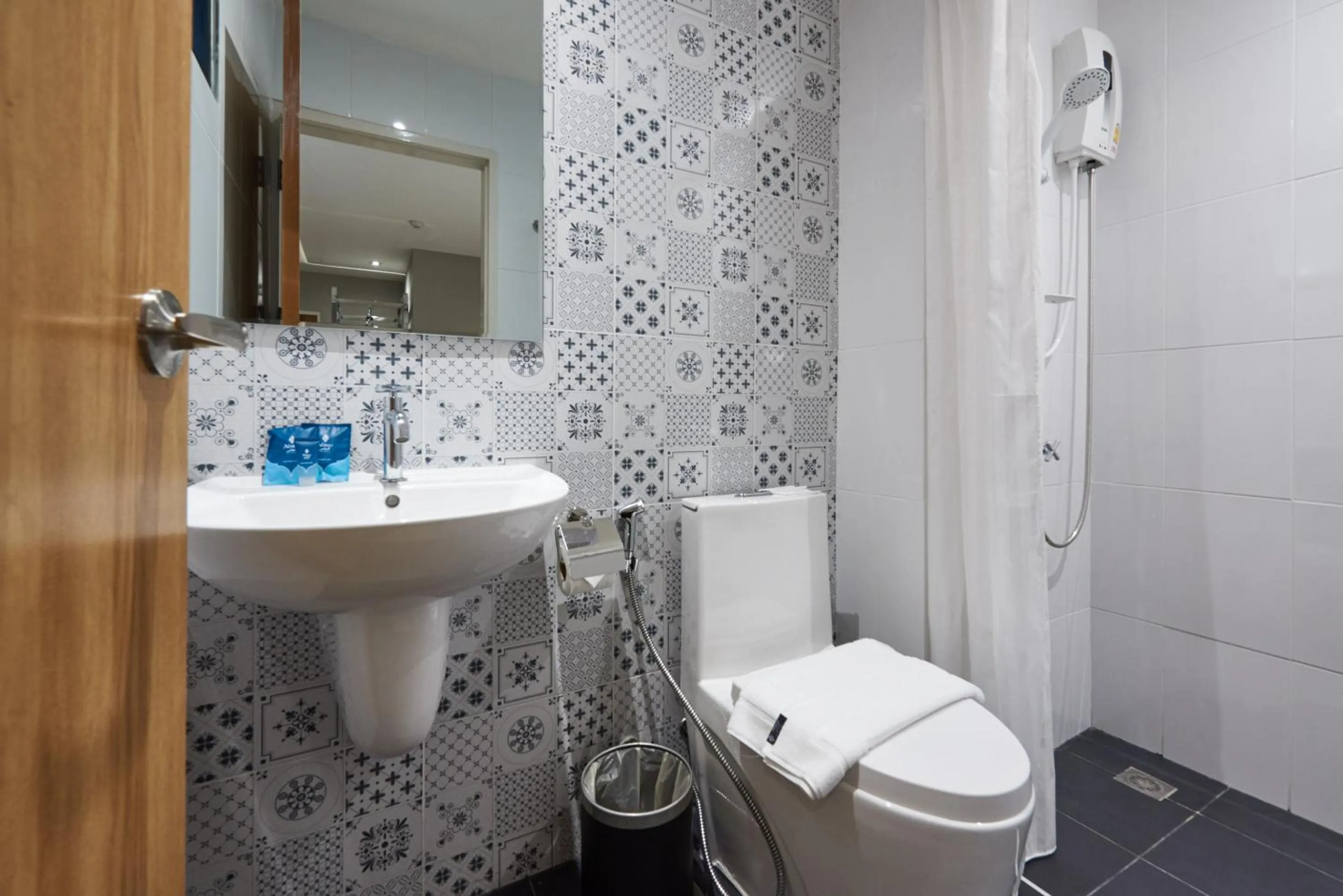 Shower in Almas Hotel Bangkok