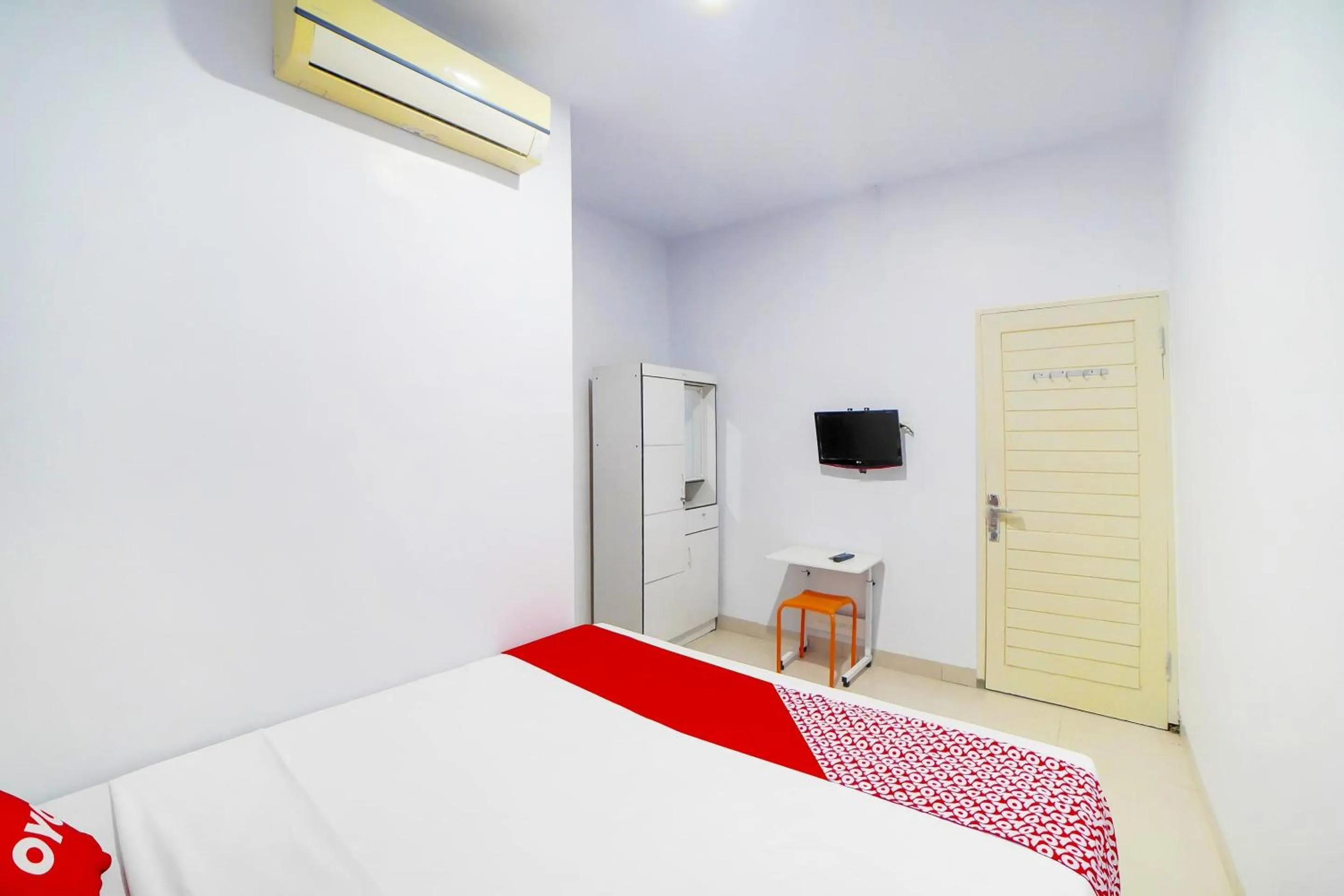 Bedroom in OYO 91283 Sg Premium Guest House