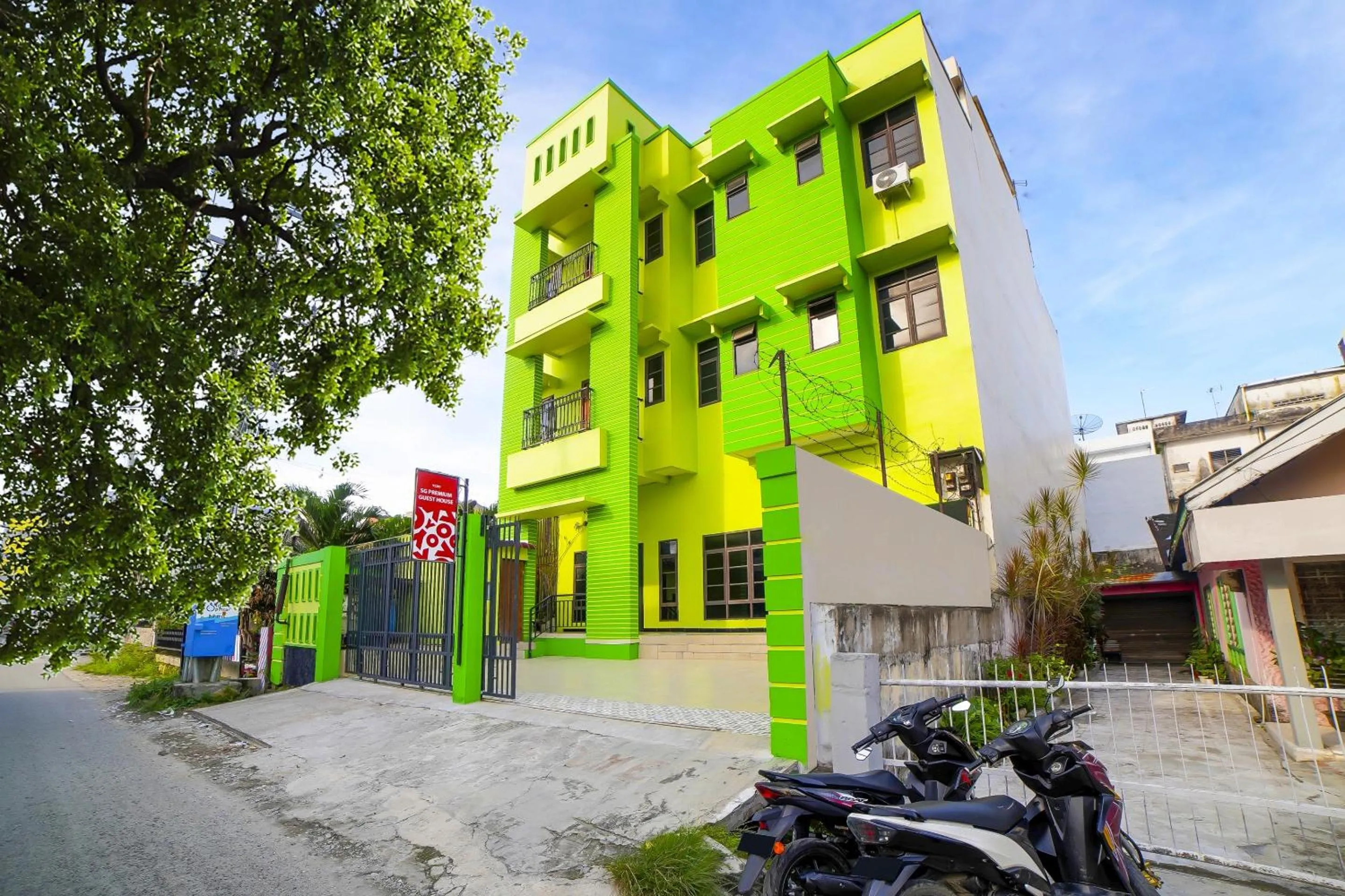 Facade/entrance in OYO 91283 Sg Premium Guest House