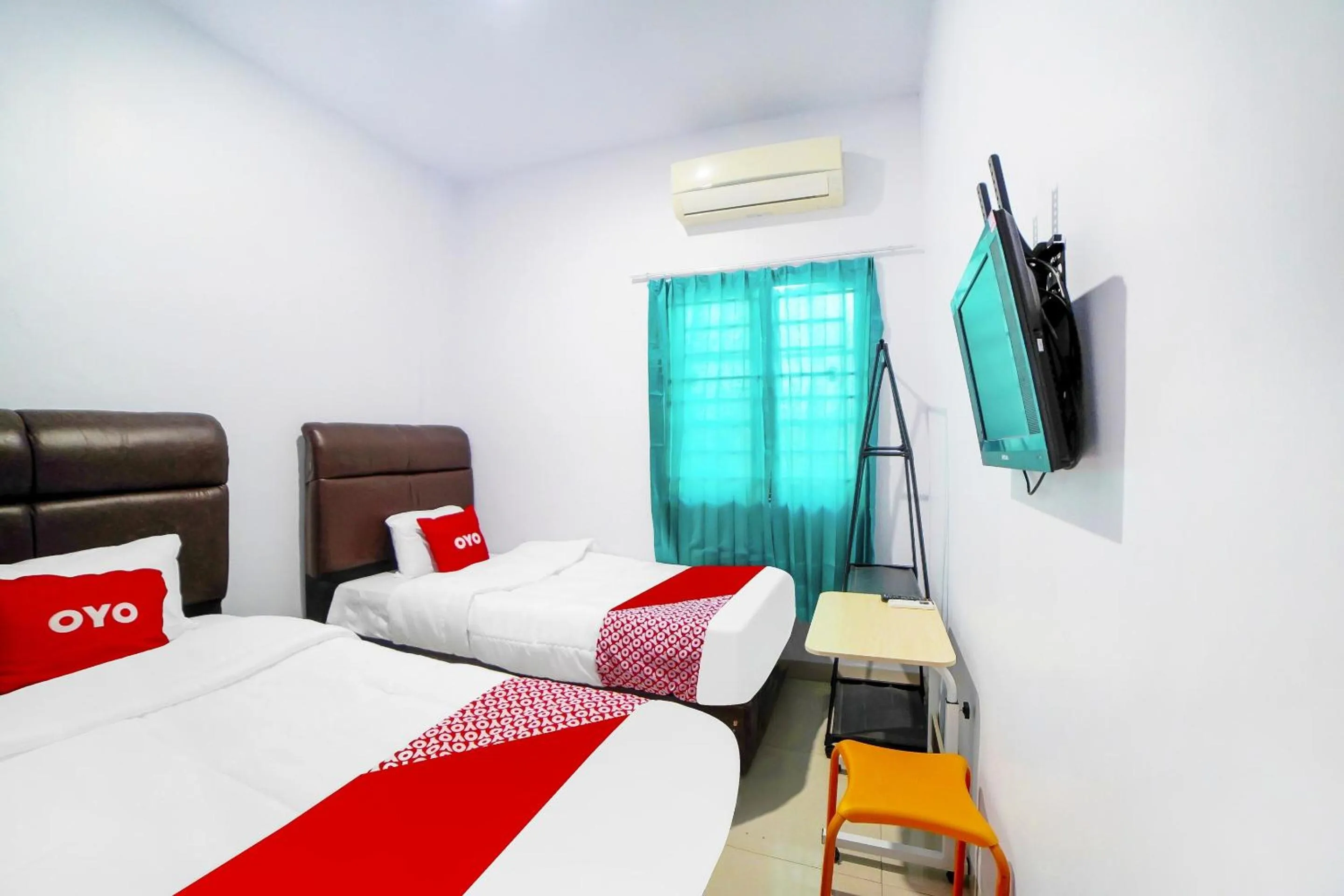Bedroom in OYO 91283 Sg Premium Guest House