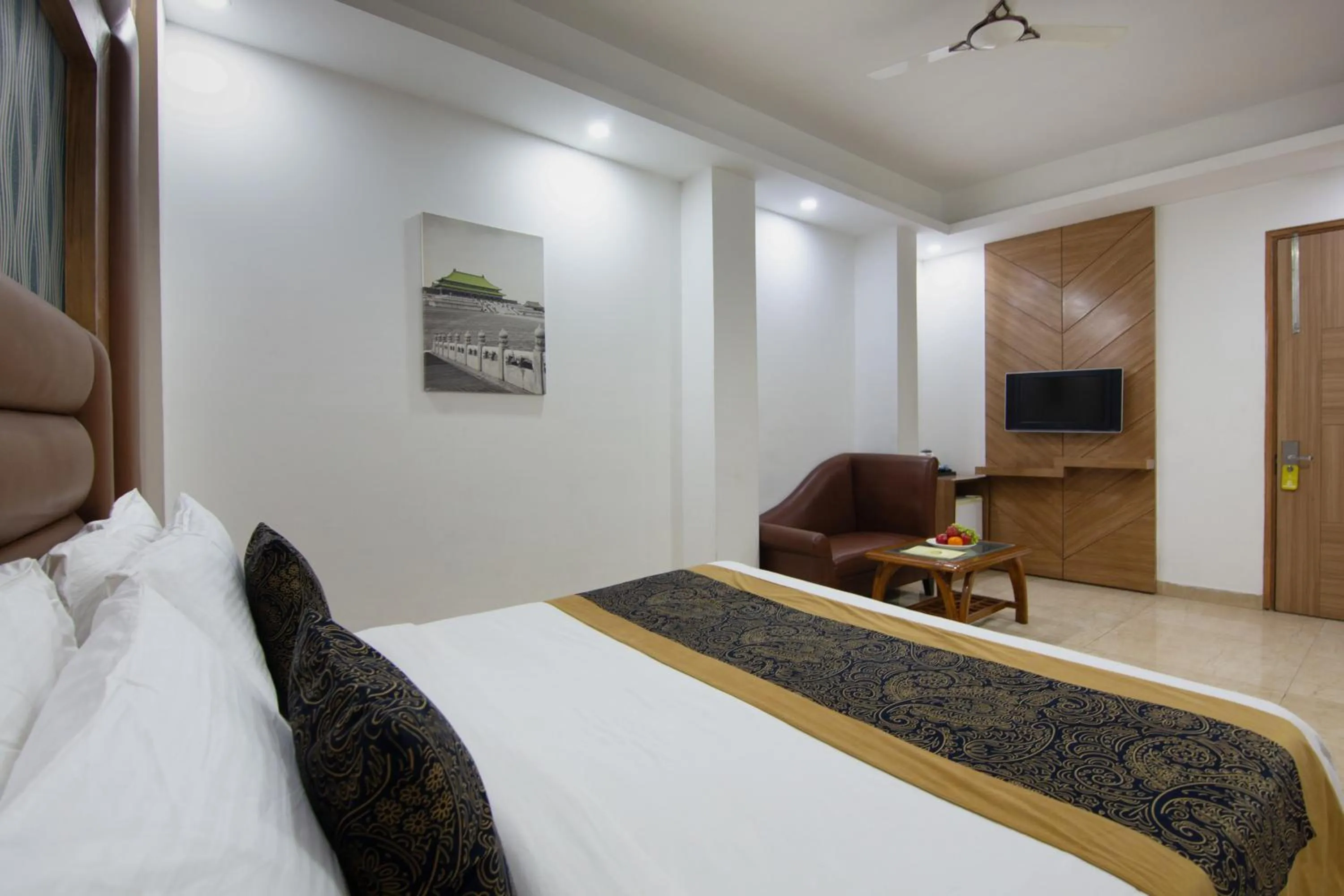 Seating area, Bed in The Lohmod- Boutique Hotel At Delhi Airport