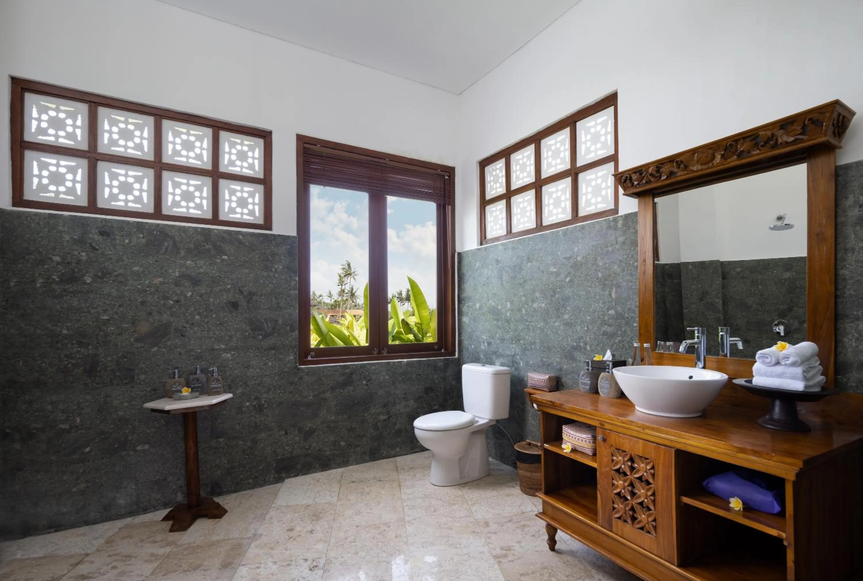 Shower in Swan Paradise A Pramana Experience