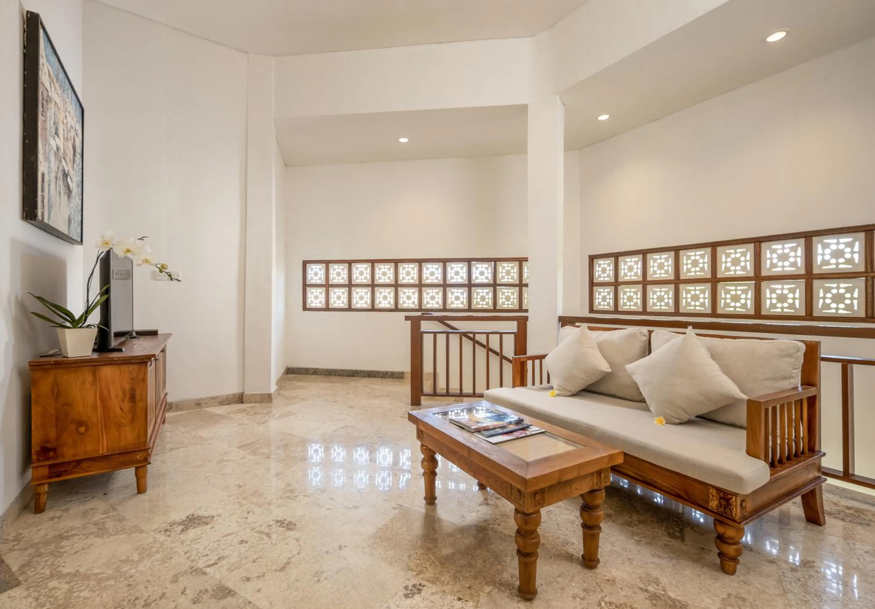 TV and multimedia in Swan Paradise A Pramana Experience