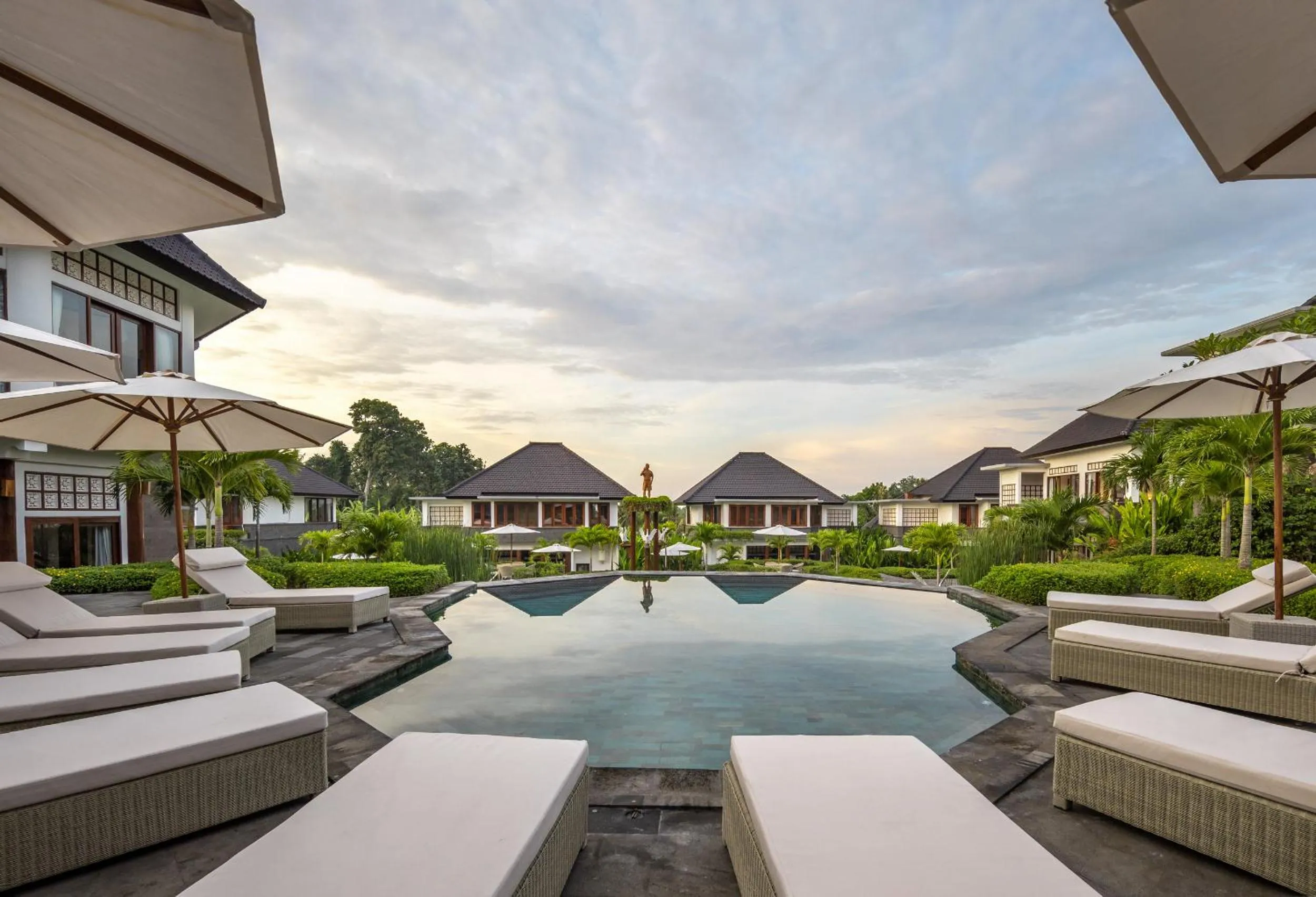 Day in Swan Paradise A Pramana Experience