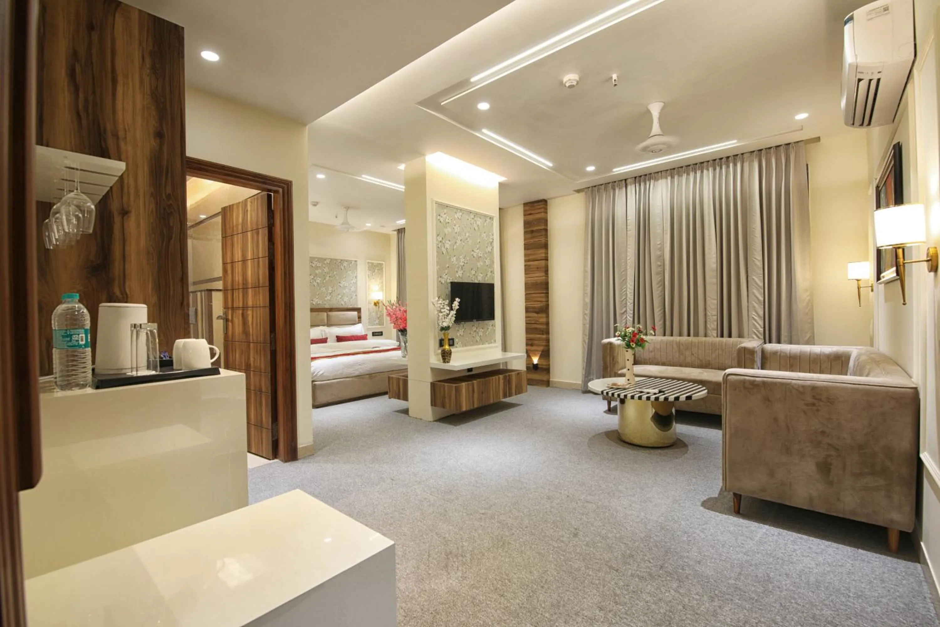 Living room, Bed in Royal 9 hotel & Banquet