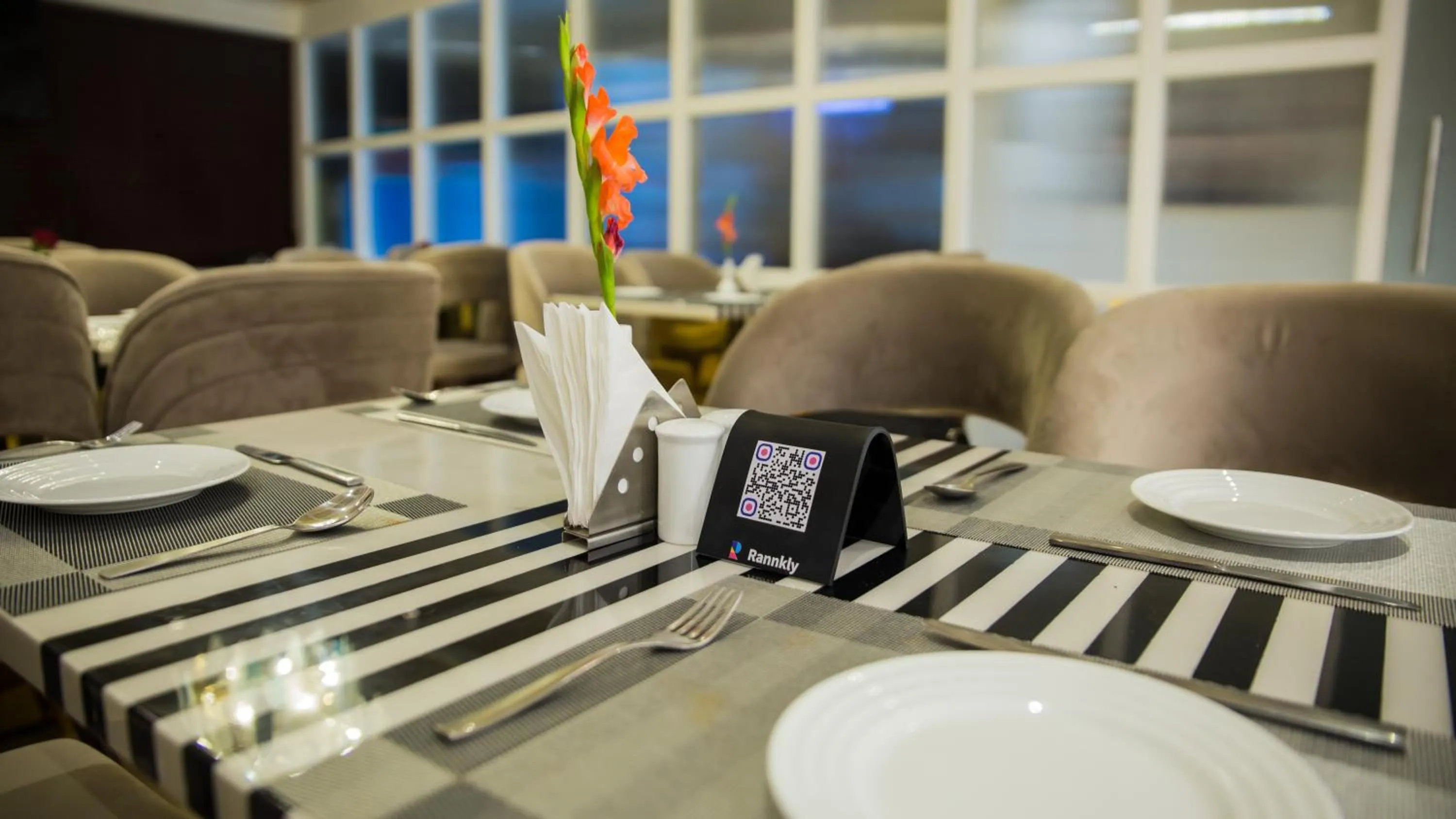 Restaurant/places to eat in Royal 9 hotel & Banquet