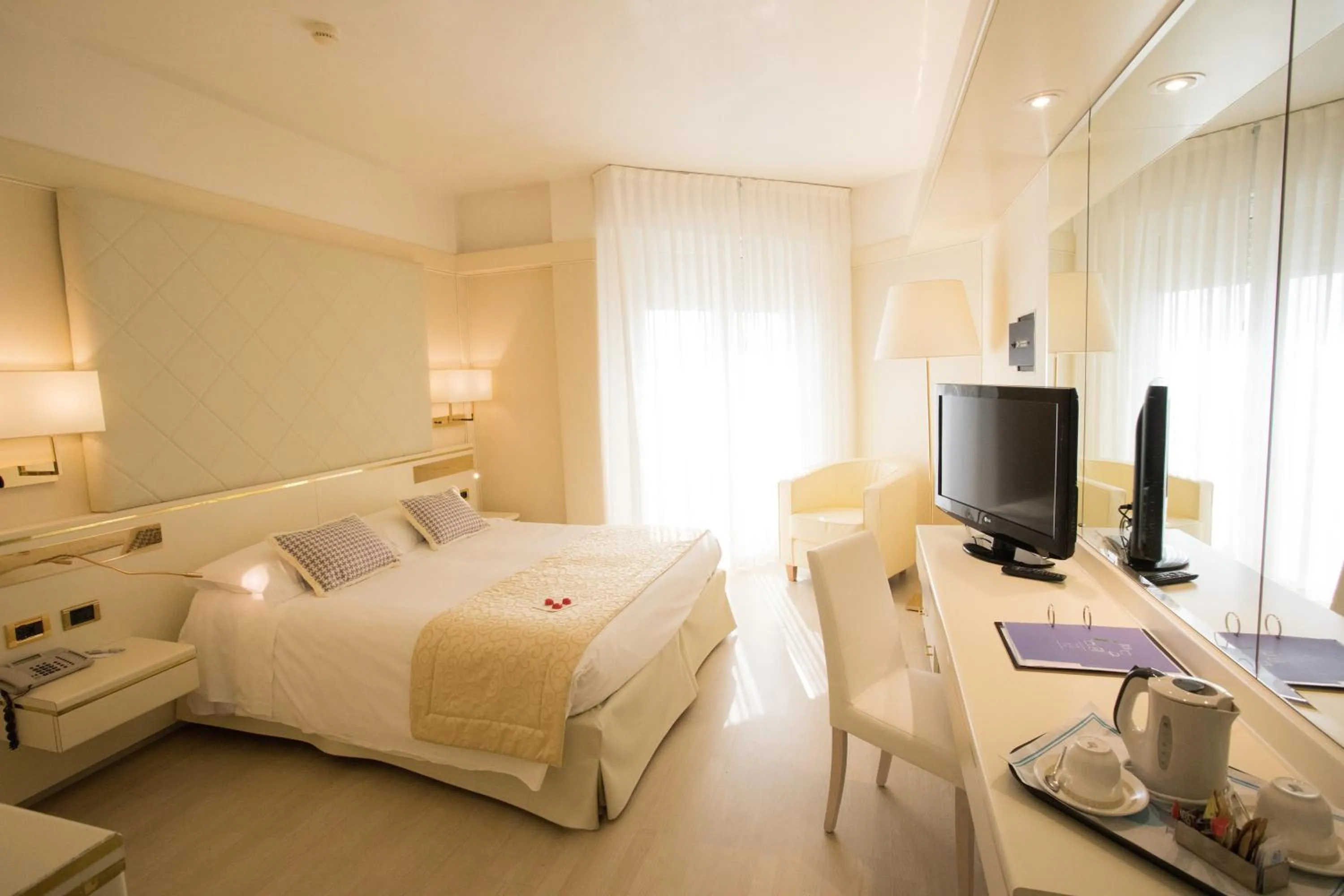 Coffee/tea facilities, Bed in Hotel Bristol