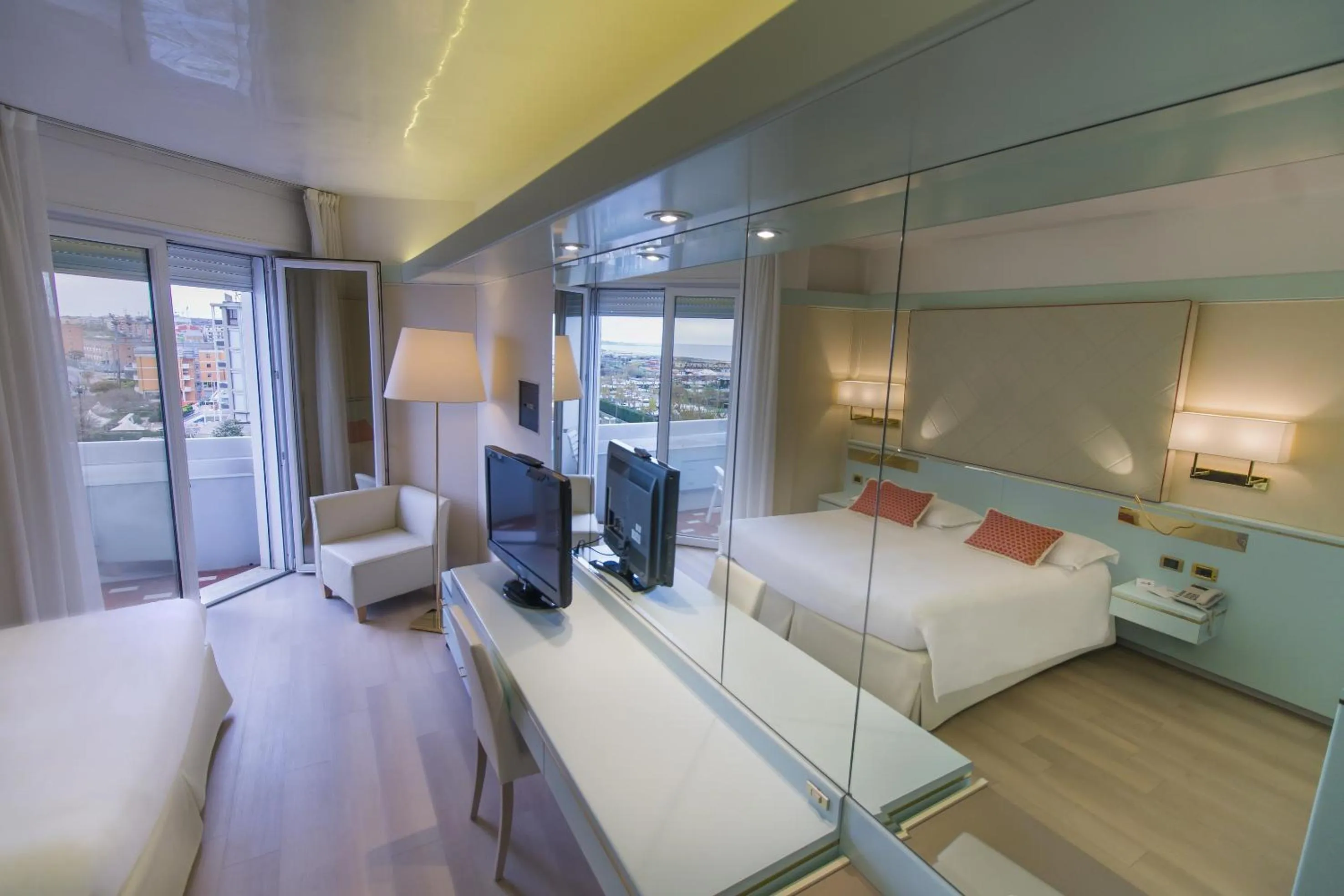 Balcony/Terrace, Bed in Hotel Bristol