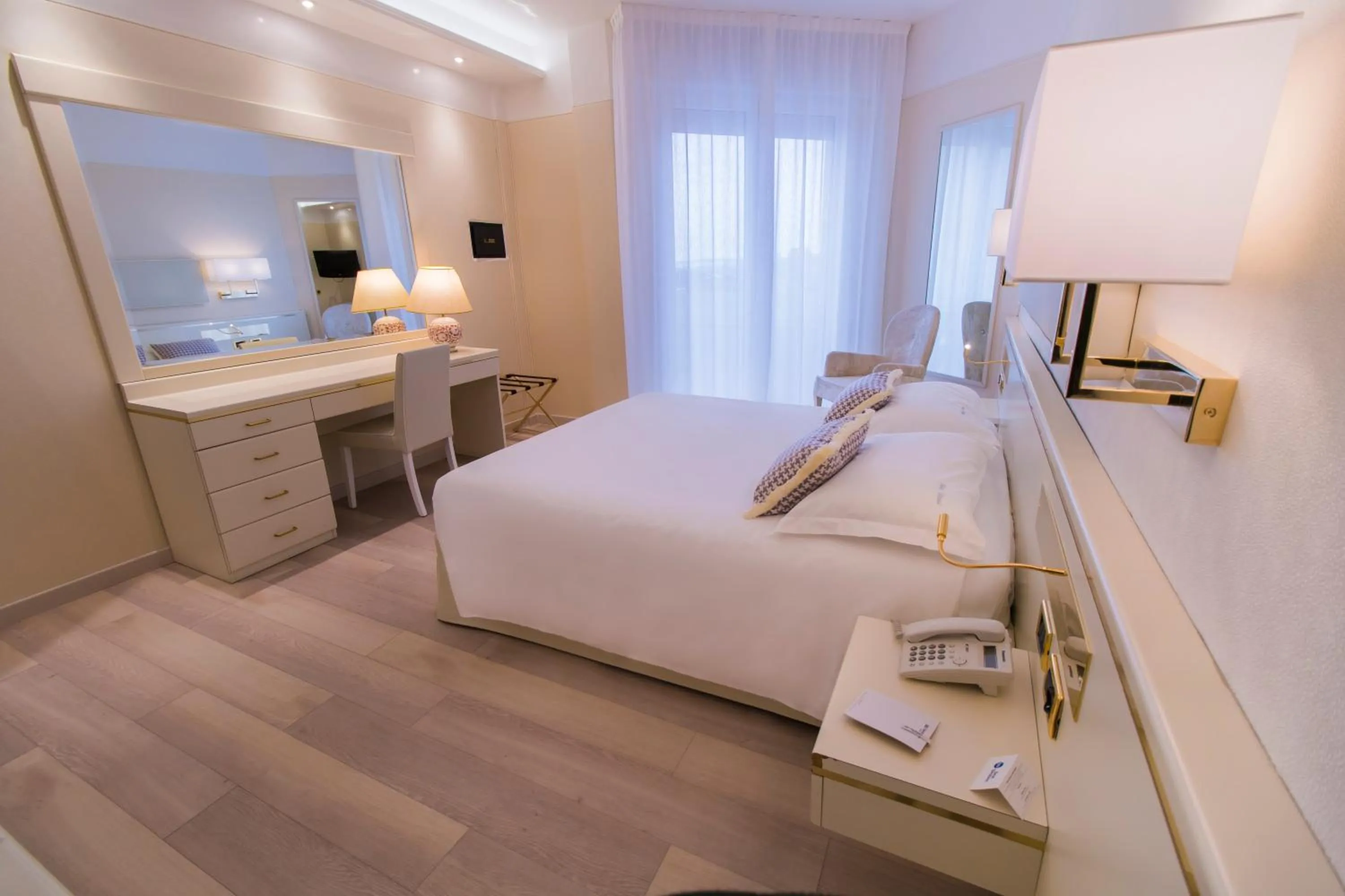 Swimming pool, Bed in Hotel Bristol