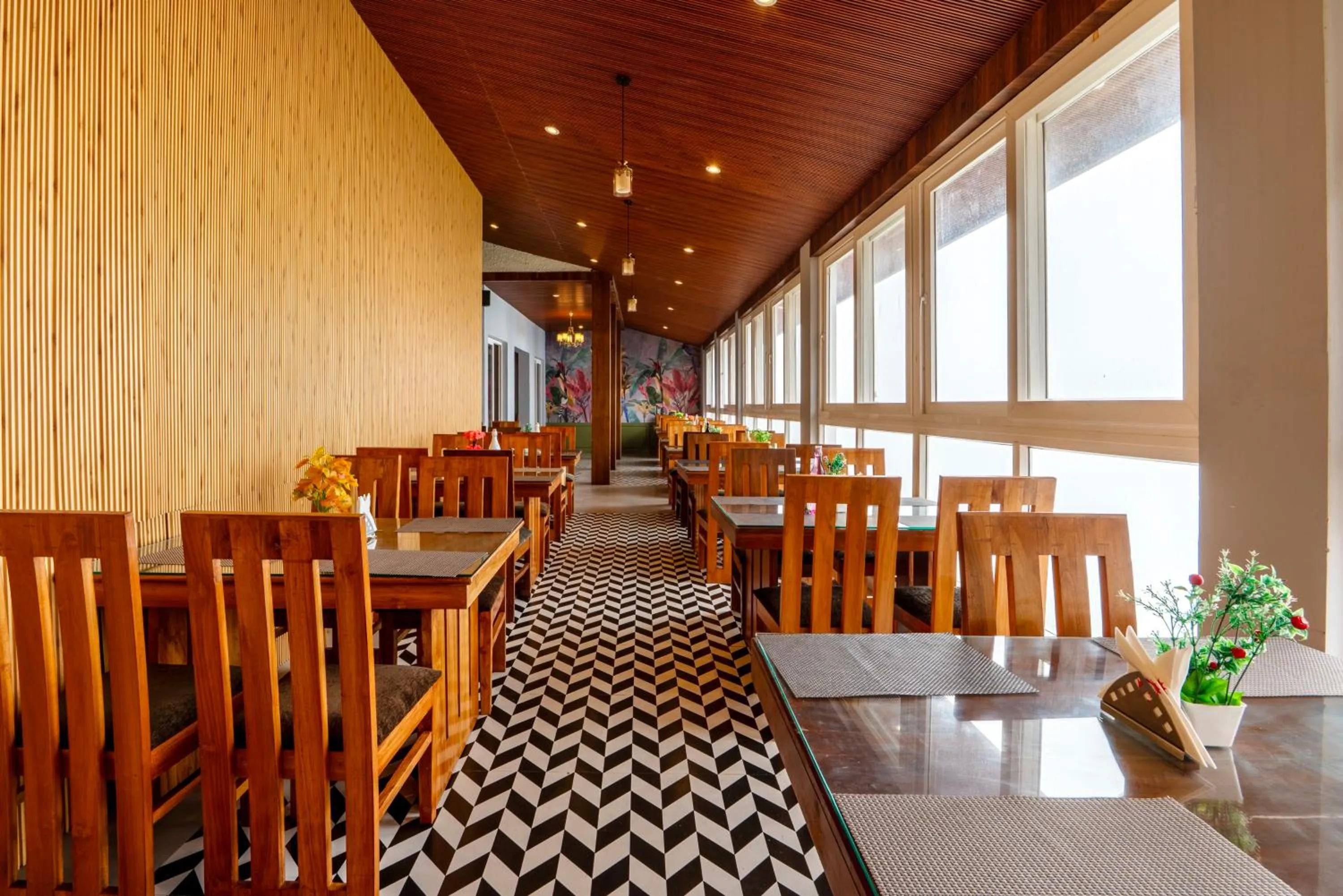 Restaurant/places to eat in Treebo Premium Queens Of Hills Near Mall Road Area