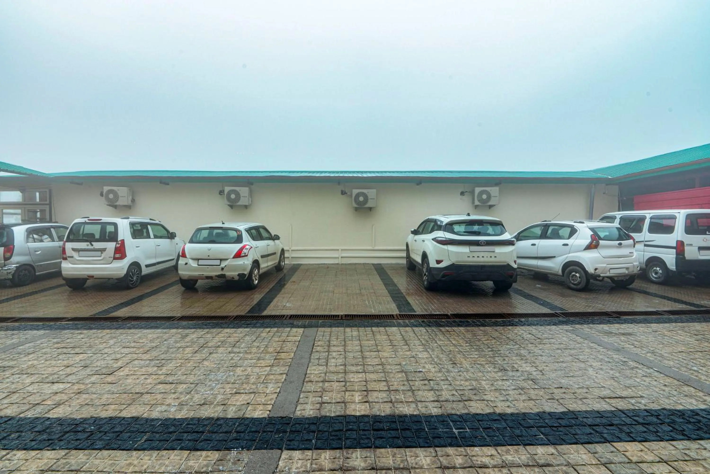 Parking in Treebo Premium Queens Of Hills Near Mall Road Area