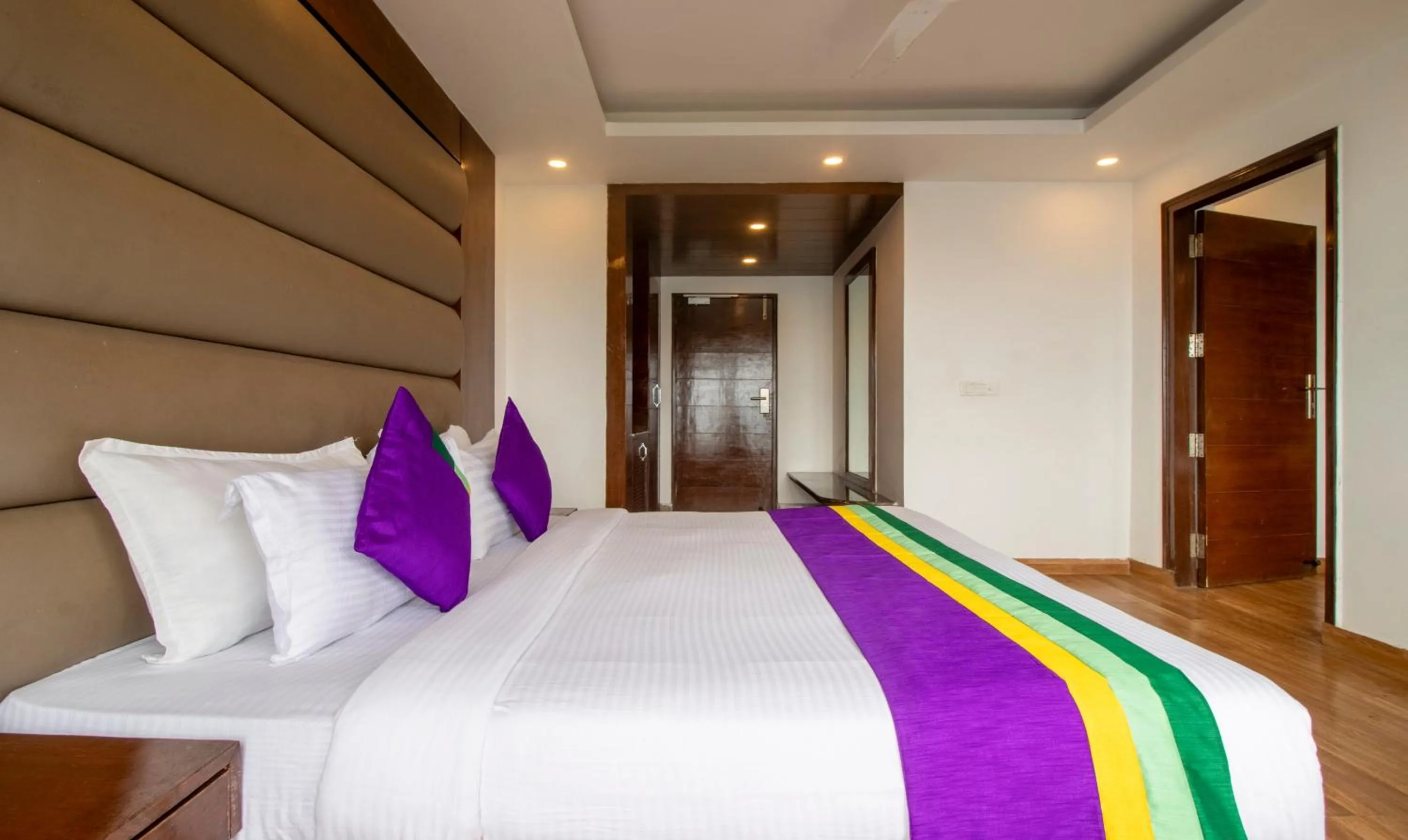 Bed in Treebo Premium Queens Of Hills Near Mall Road Area