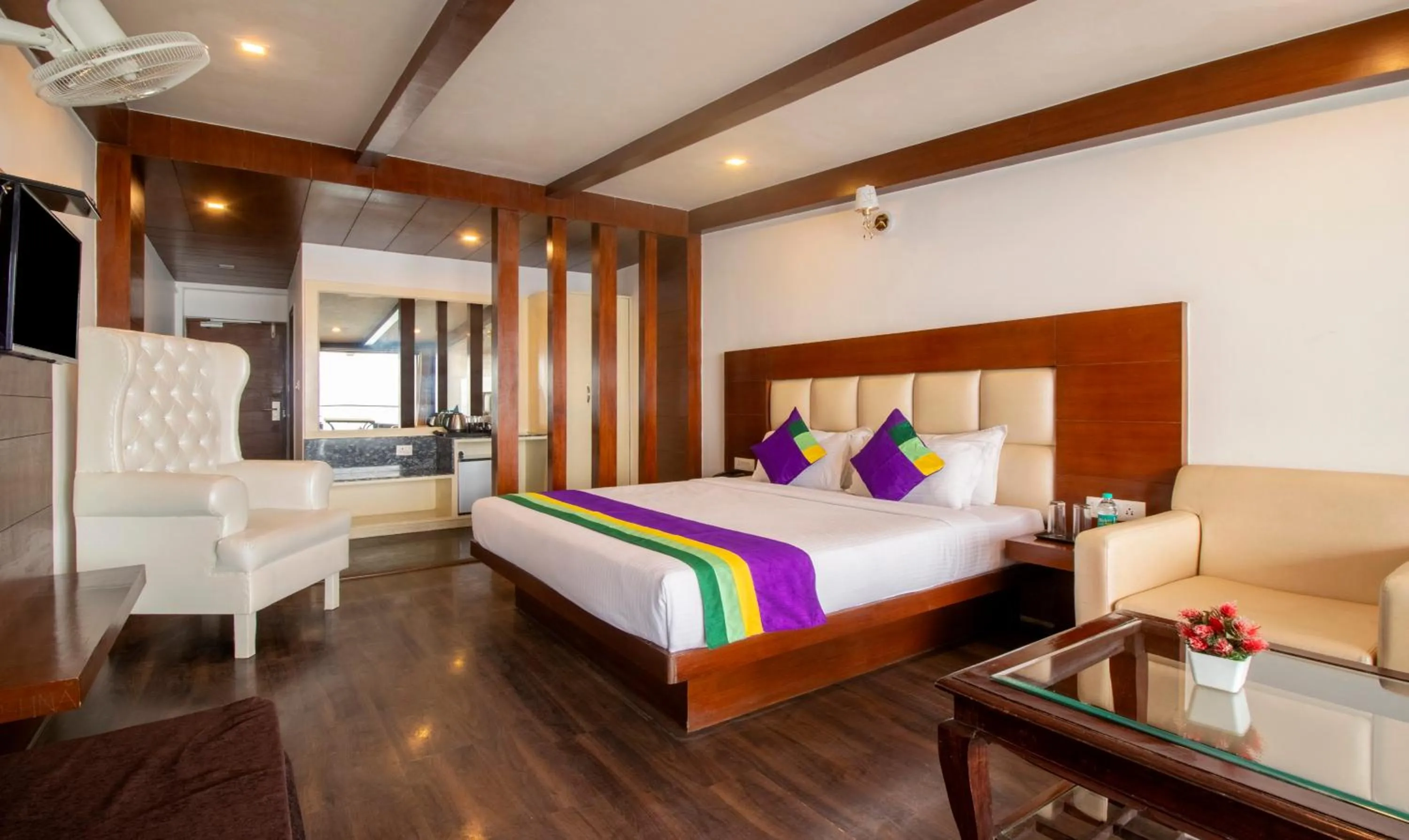 Bed in Treebo Premium Queens Of Hills Near Mall Road Area