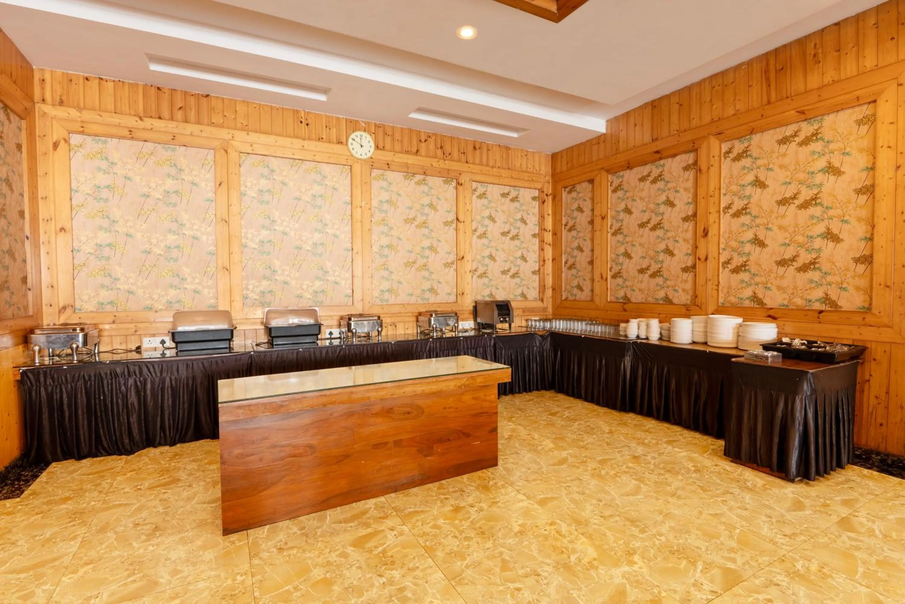 Restaurant/places to eat in Treebo Premium Queens Of Hills Near Mall Road Area