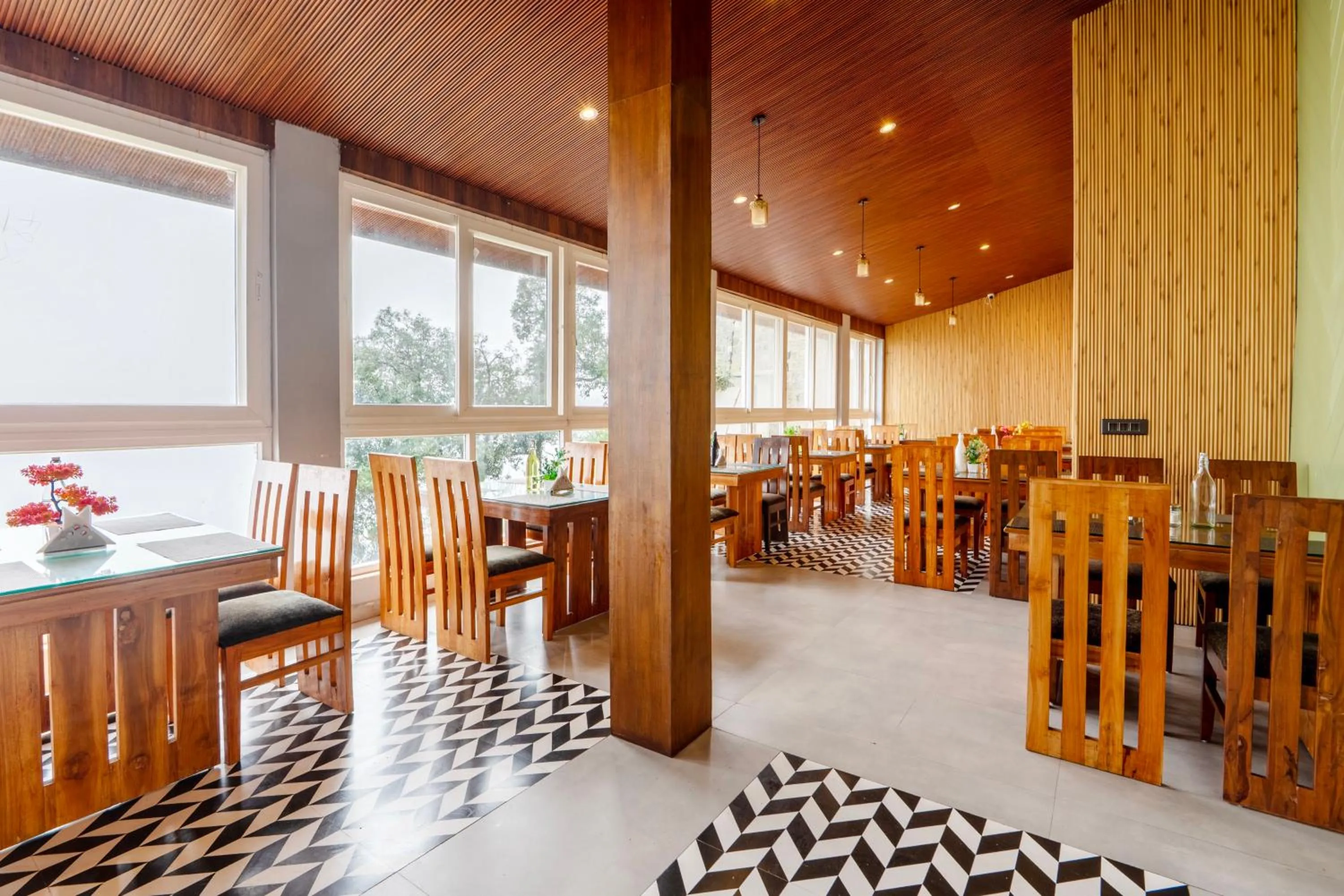 Restaurant/places to eat in Treebo Premium Queens Of Hills Near Mall Road Area