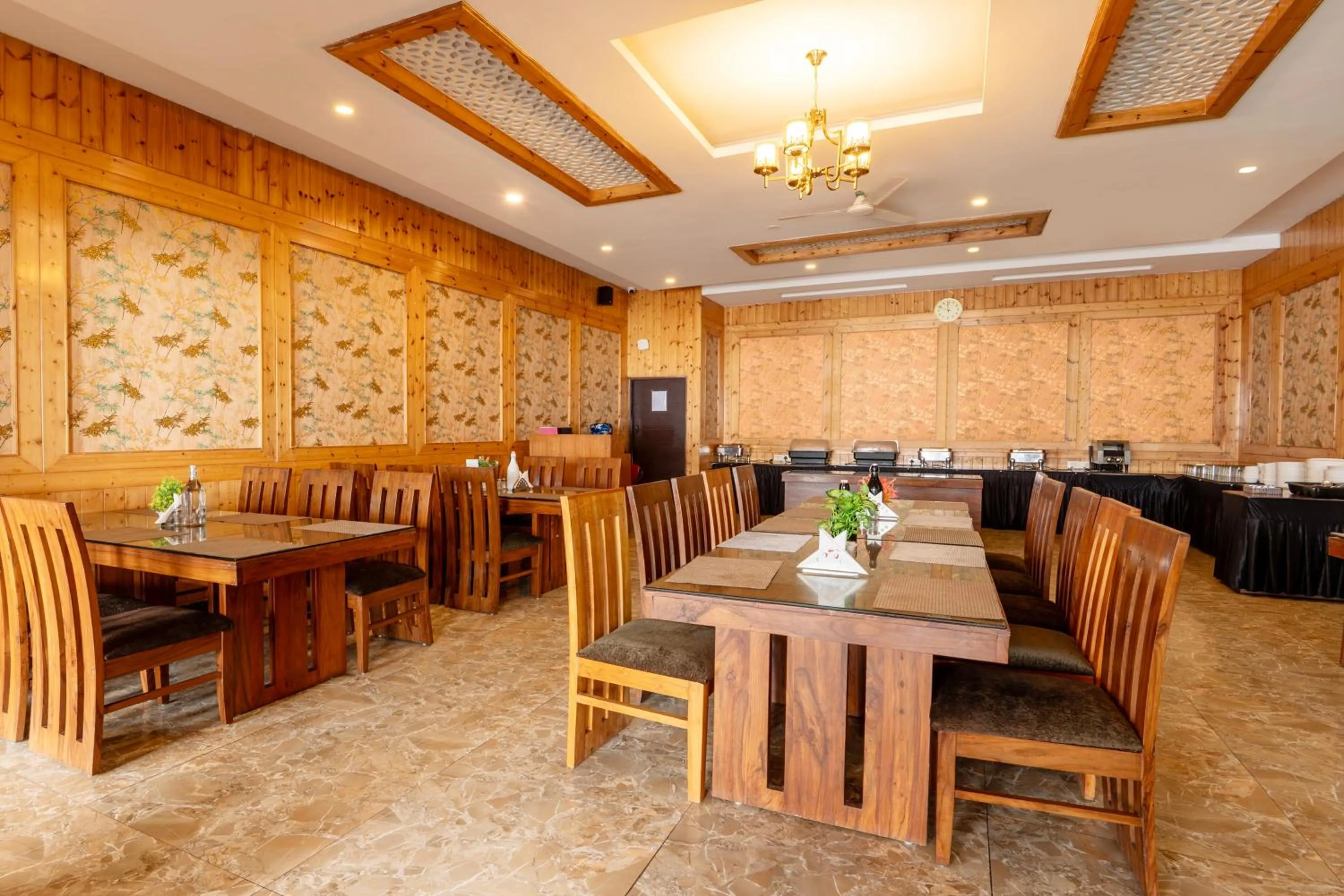 Restaurant/places to eat in Treebo Premium Queens Of Hills Near Mall Road Area