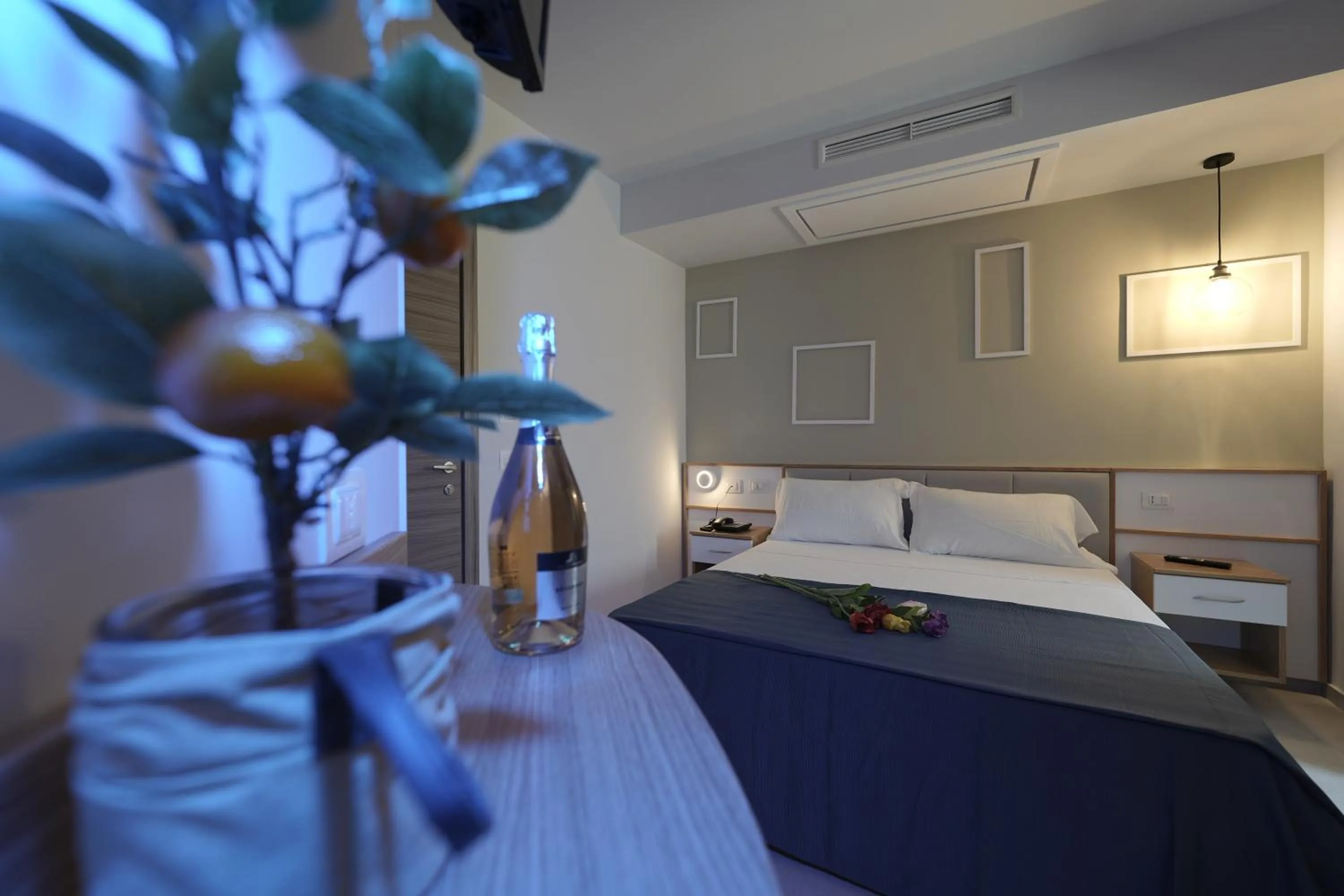 Bedroom, Bed in ELISEO PALACE TROPEA