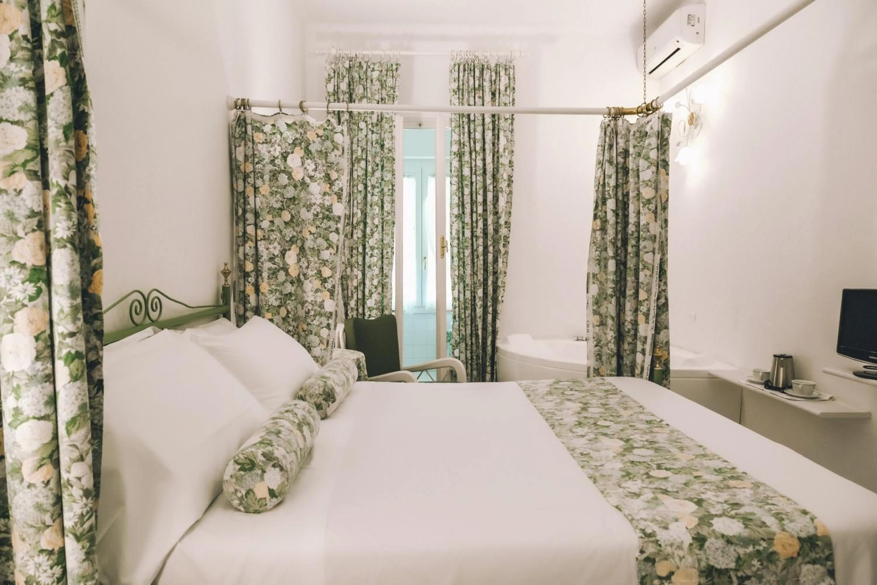 Bedroom, Bed in Eveline Portosole Hotel