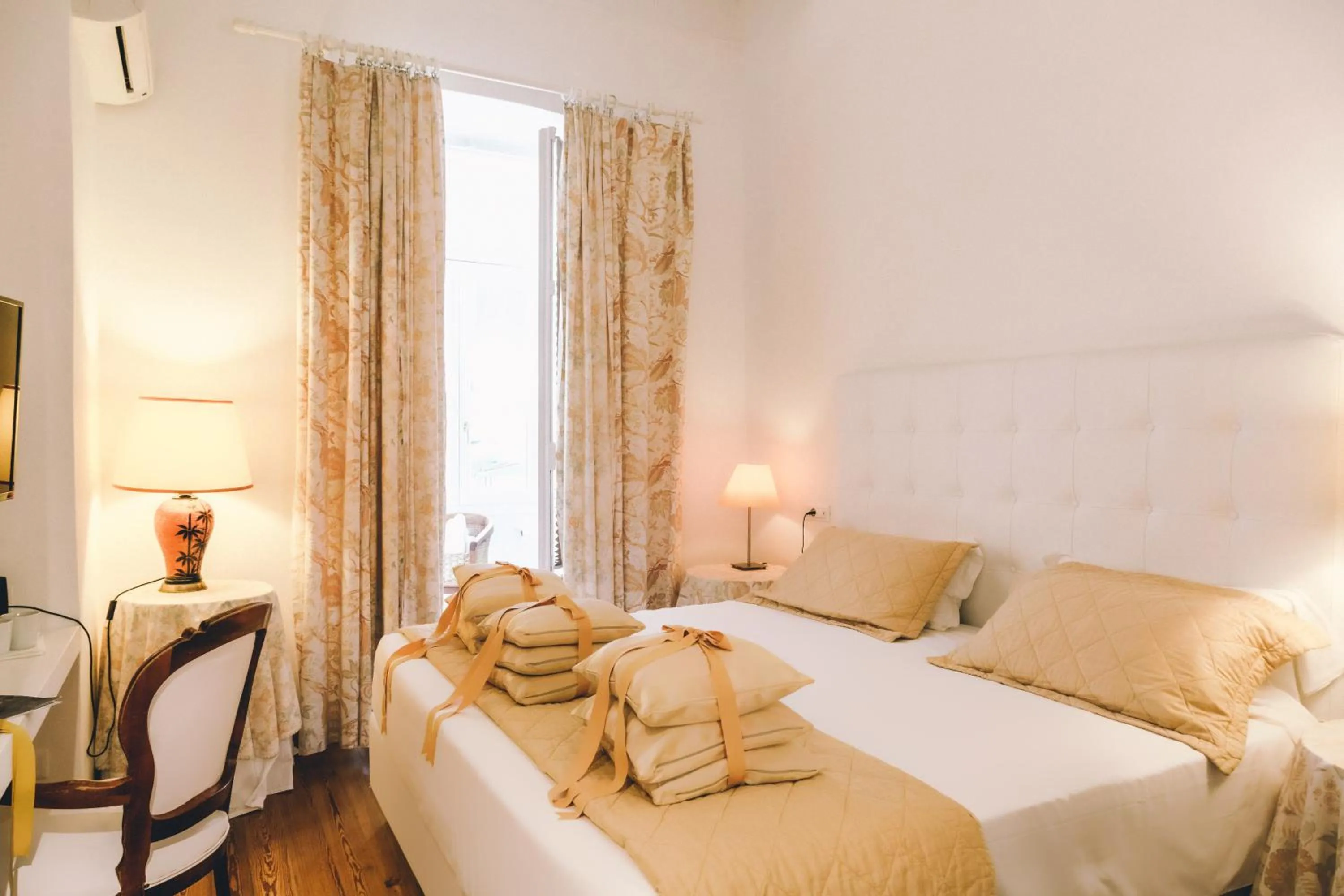 Bedroom, Bed in Eveline Portosole Hotel