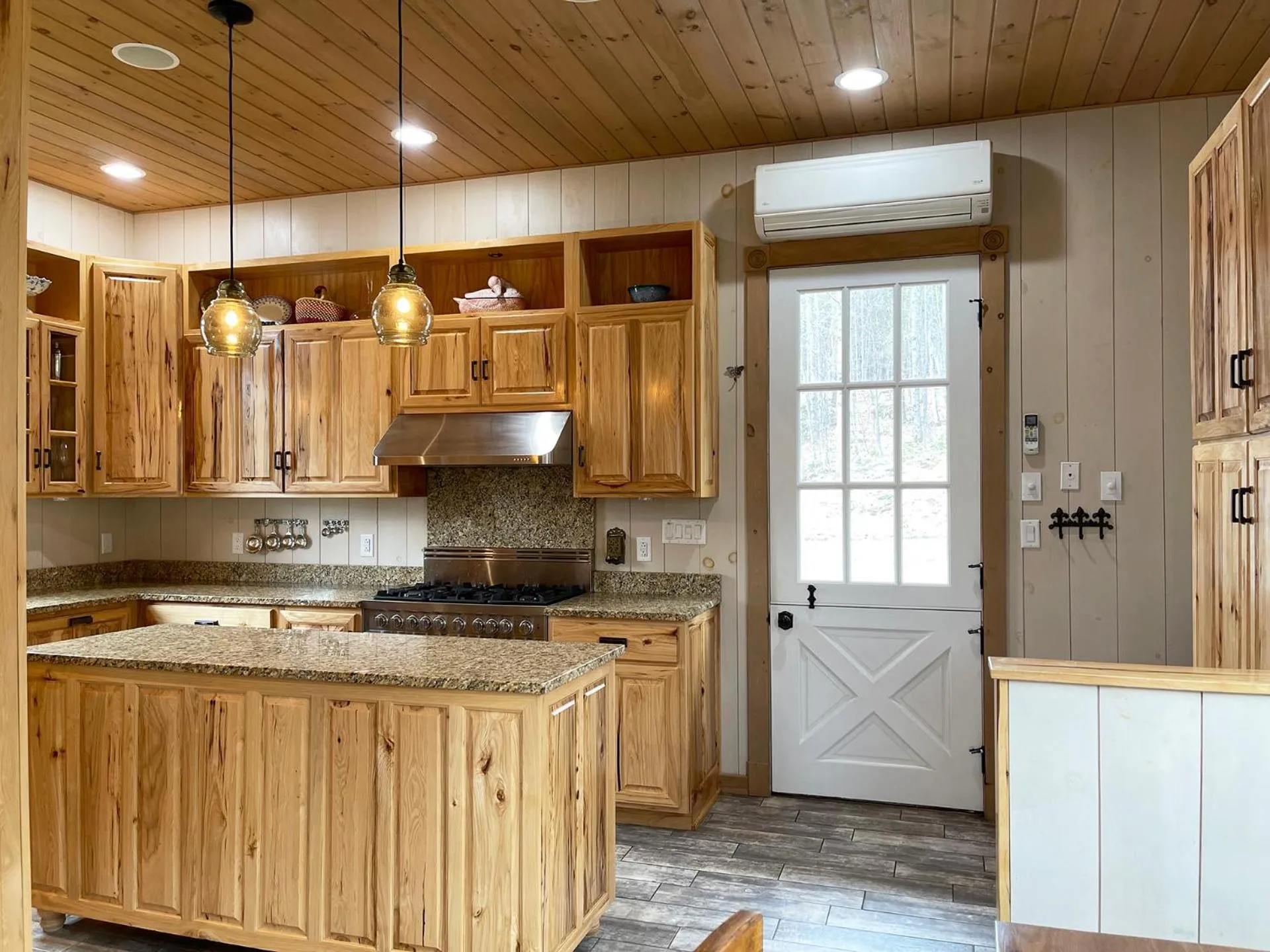 Kitchen or kitchenette in High Peaks Chalet