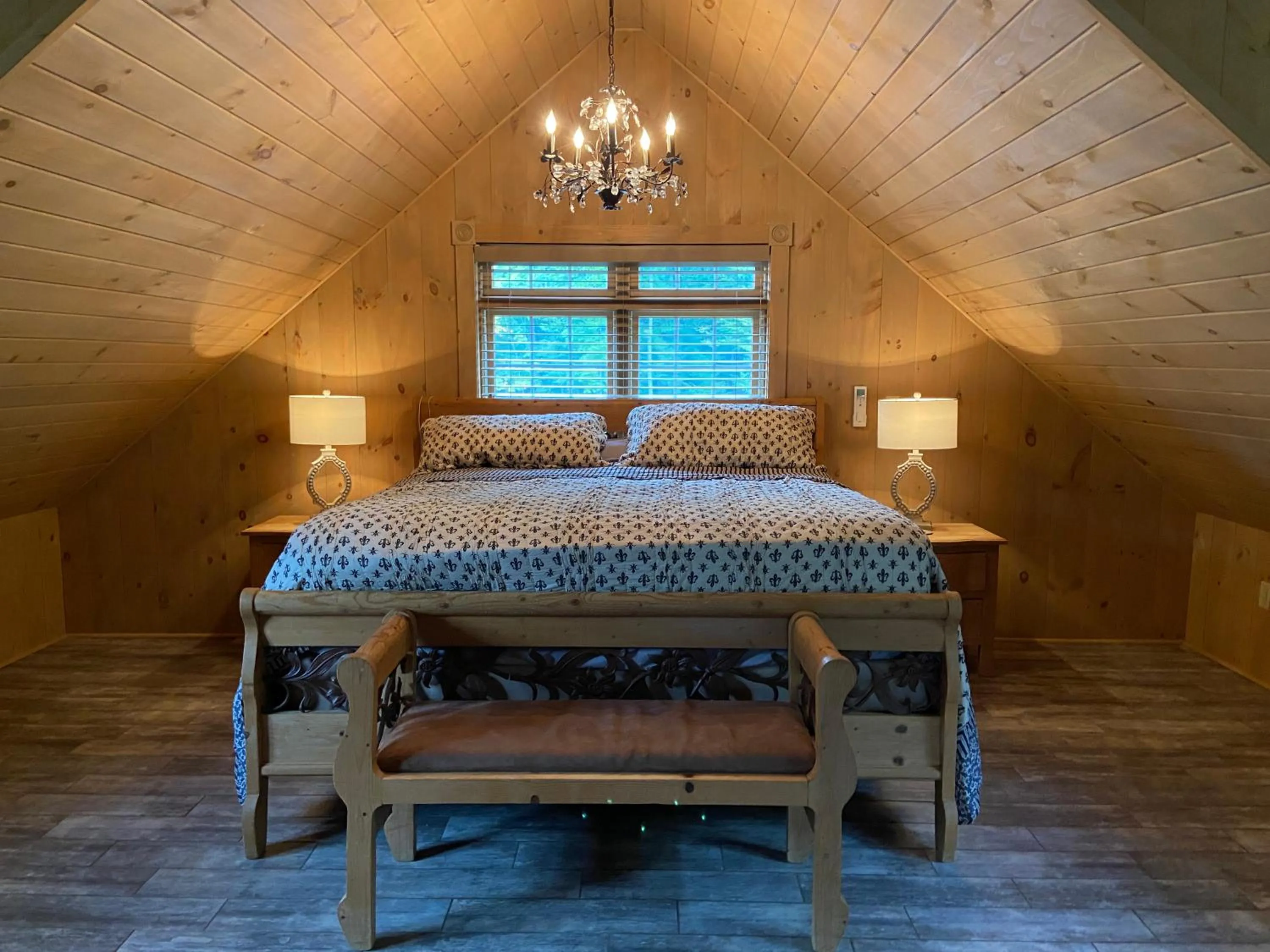 Bedroom, Bed in High Peaks Chalet