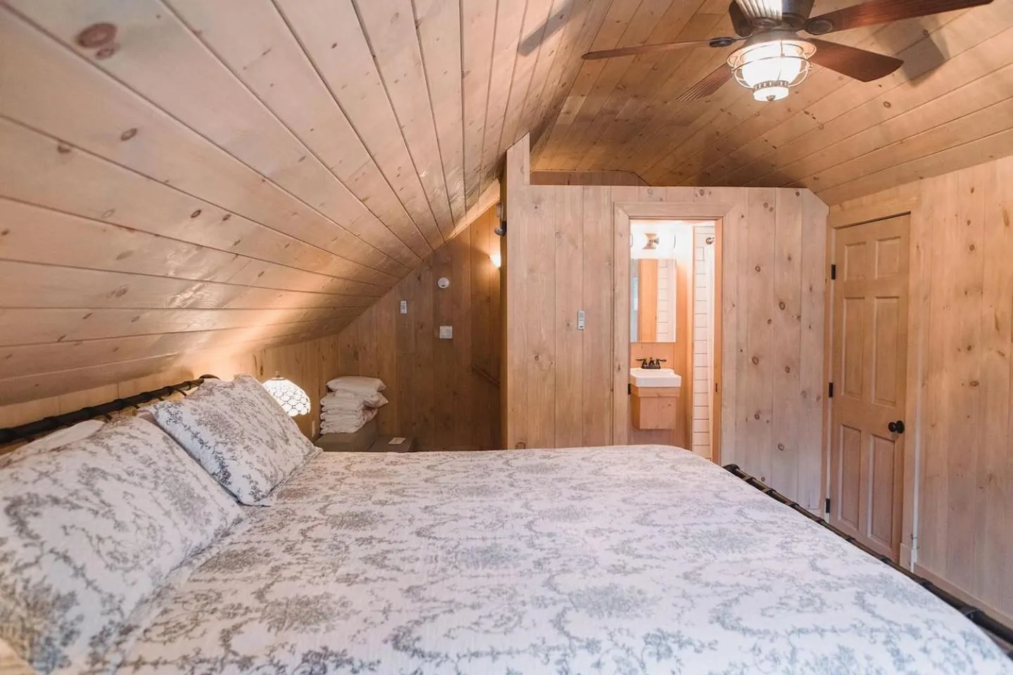 Bedroom, Bed in High Peaks Chalet